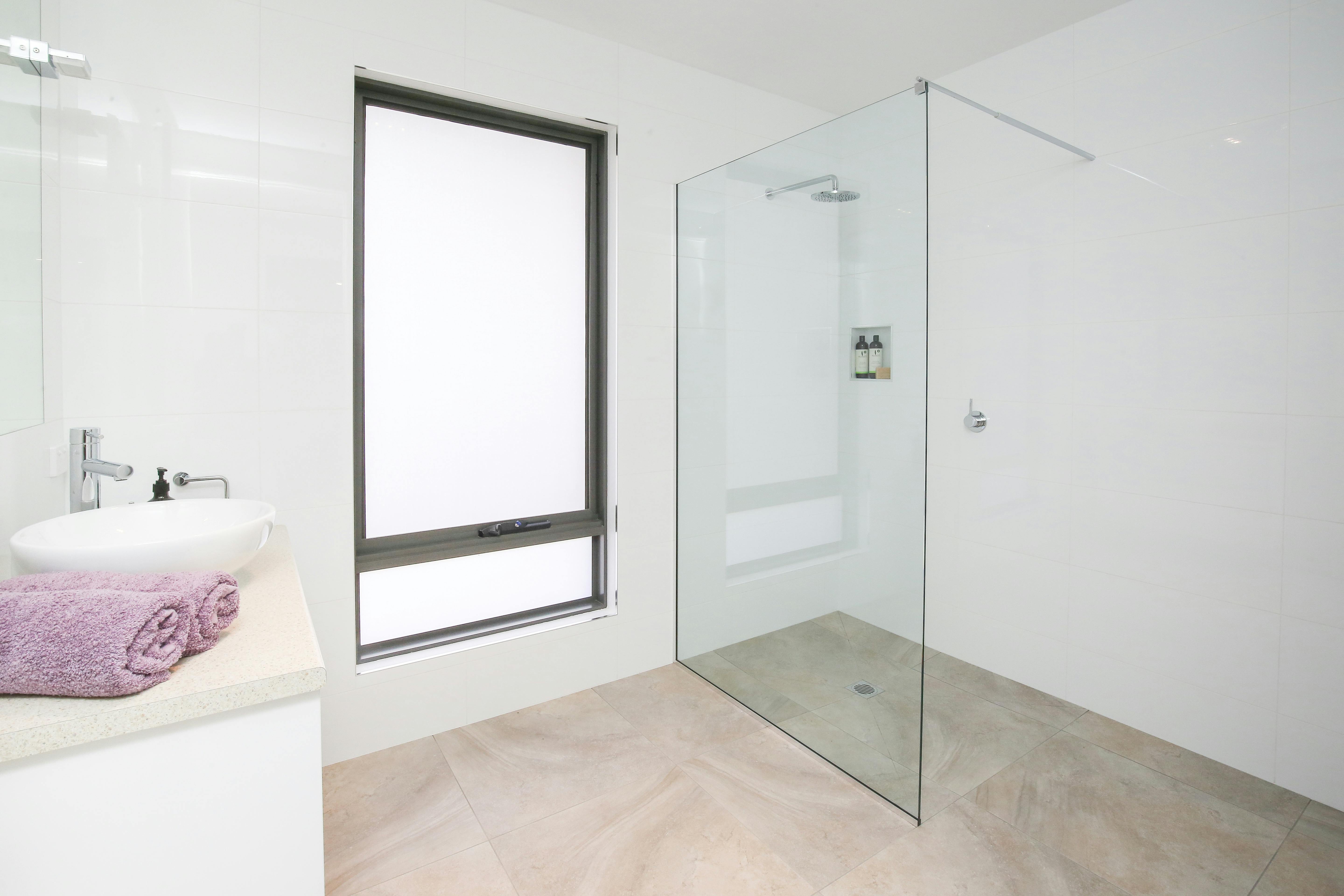 대형 샤워실이 있는 욕실