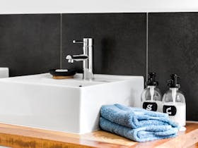 Karawatha Cottages - Unwind Cottage bathroom vanity with Sheridan towels