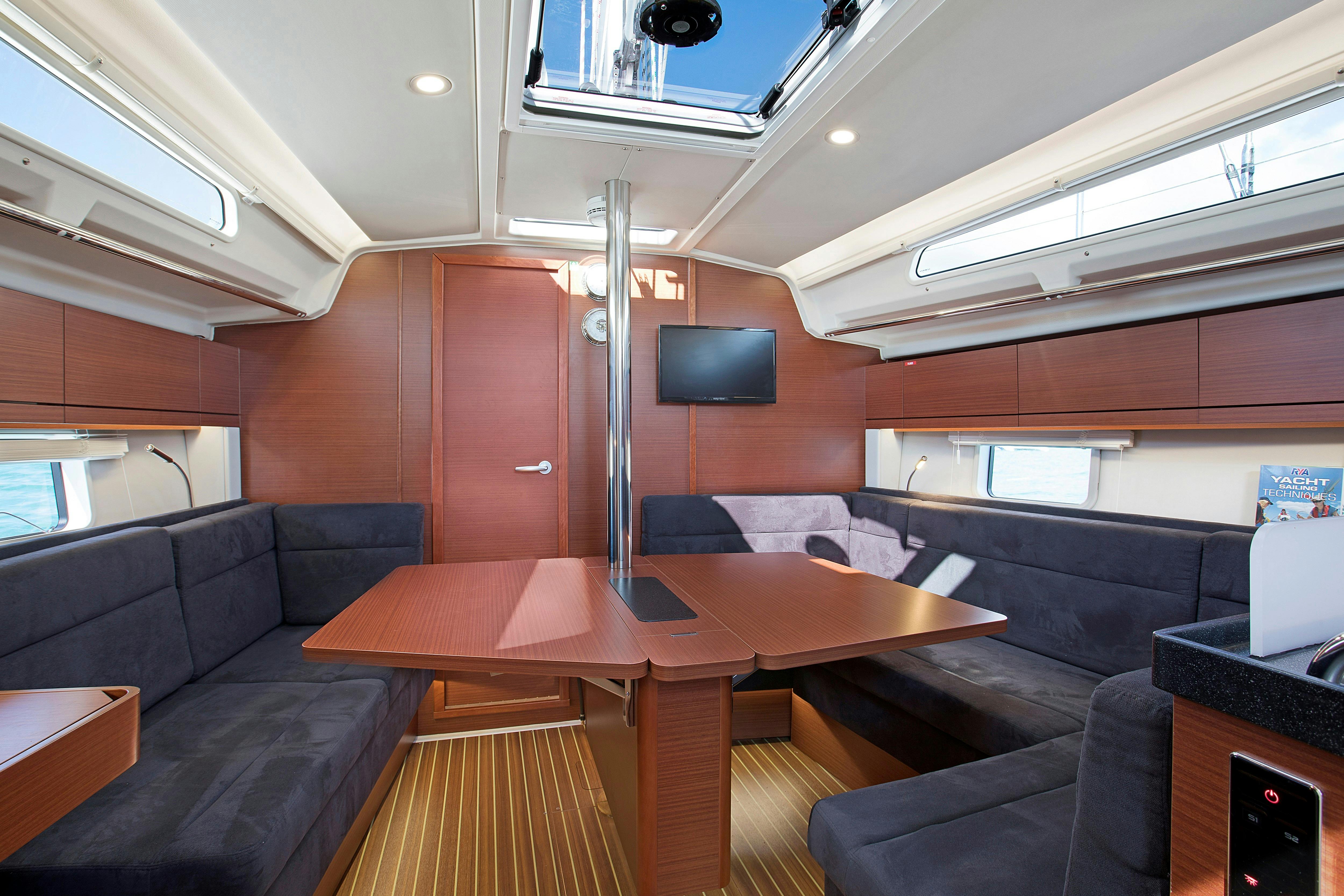 Hanse 388 - 'Wikama', Saloon