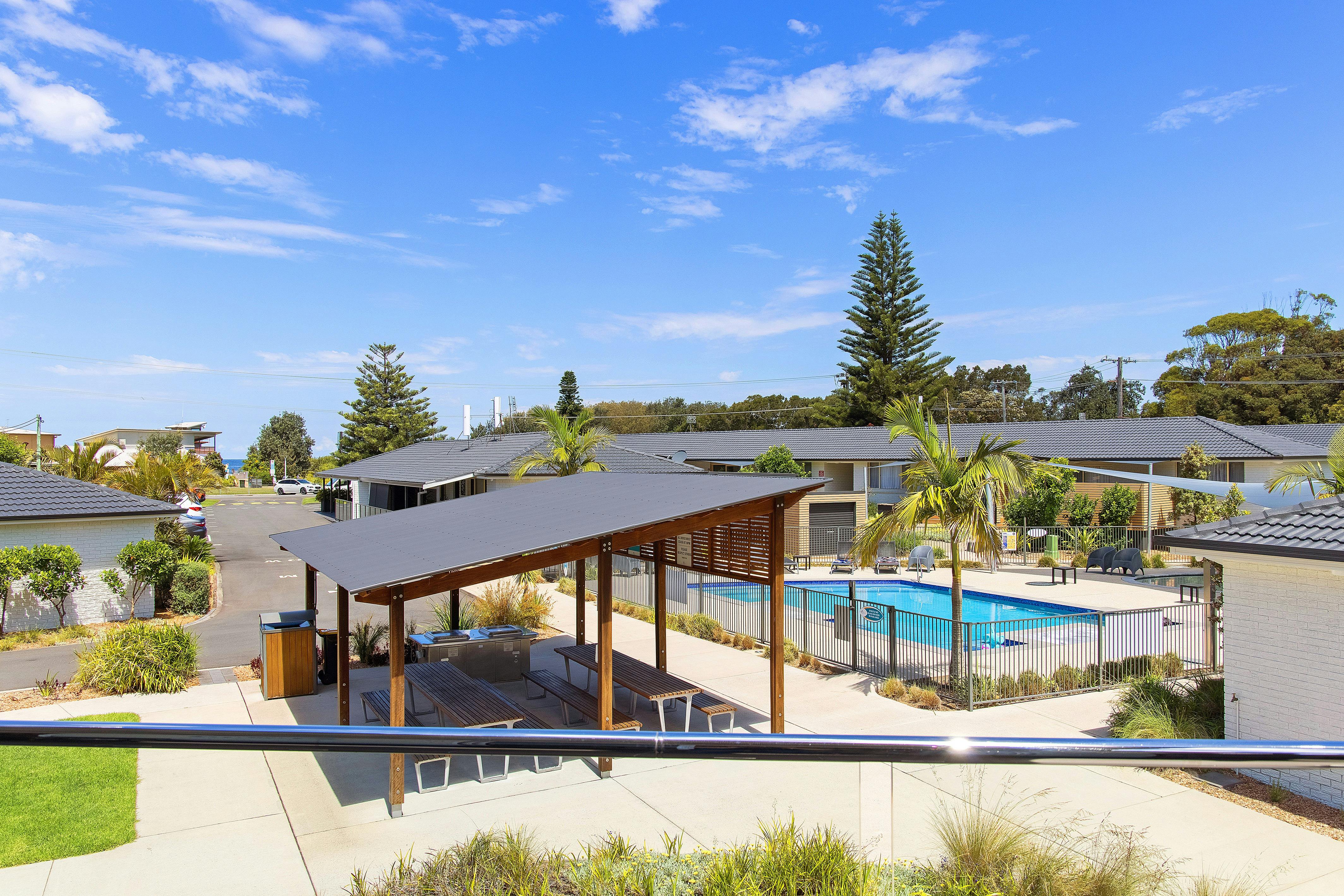 バーベキューエリアとプールの眺め