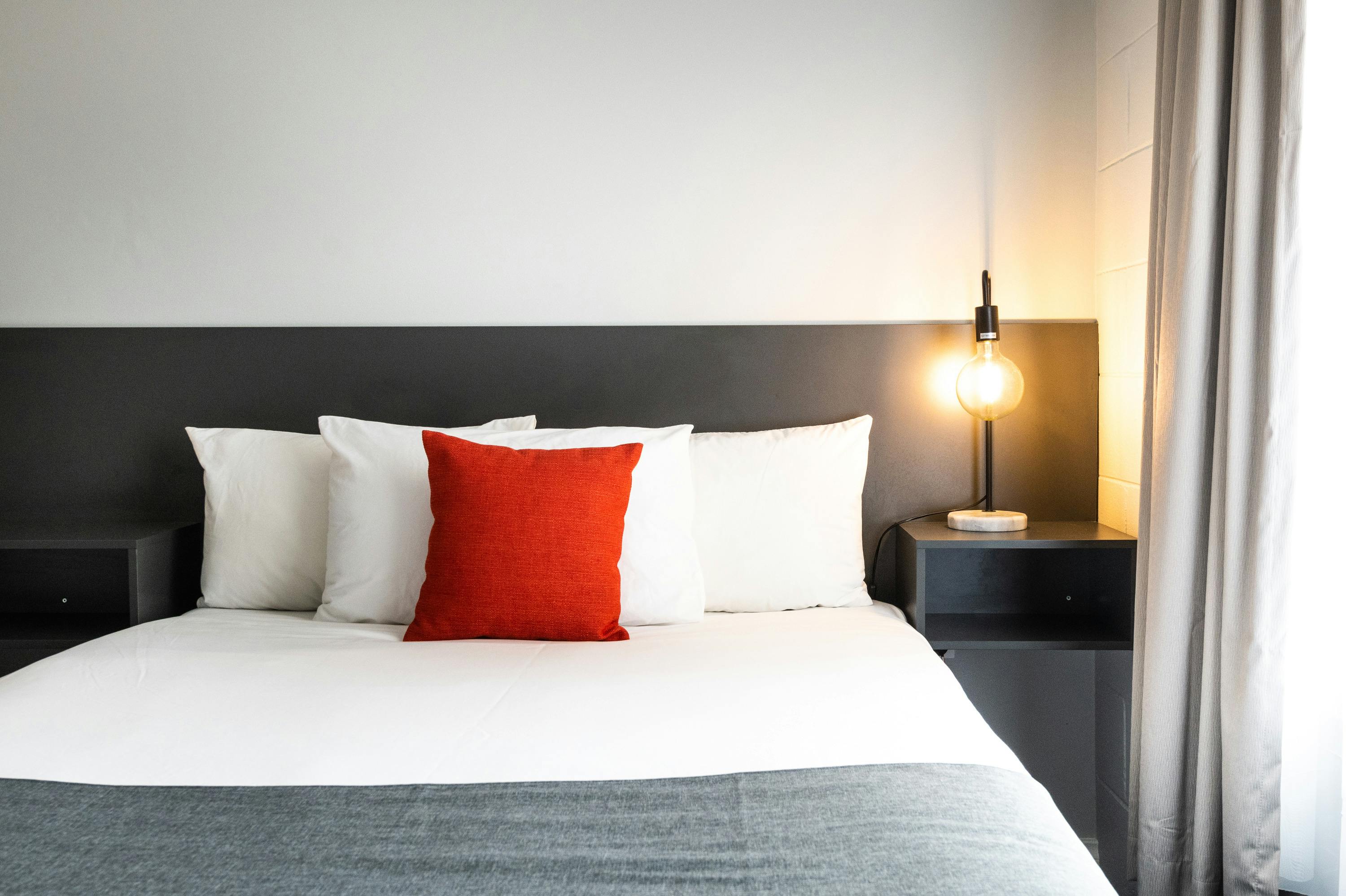 리버모텔의 모던한 스타일링과 편안한 침구.