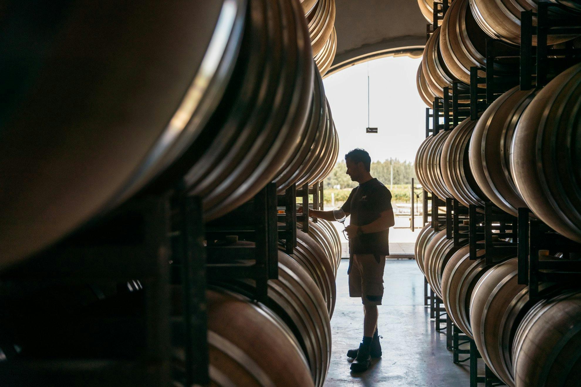 ハンターバレーのブドウ園にあるワイン樽