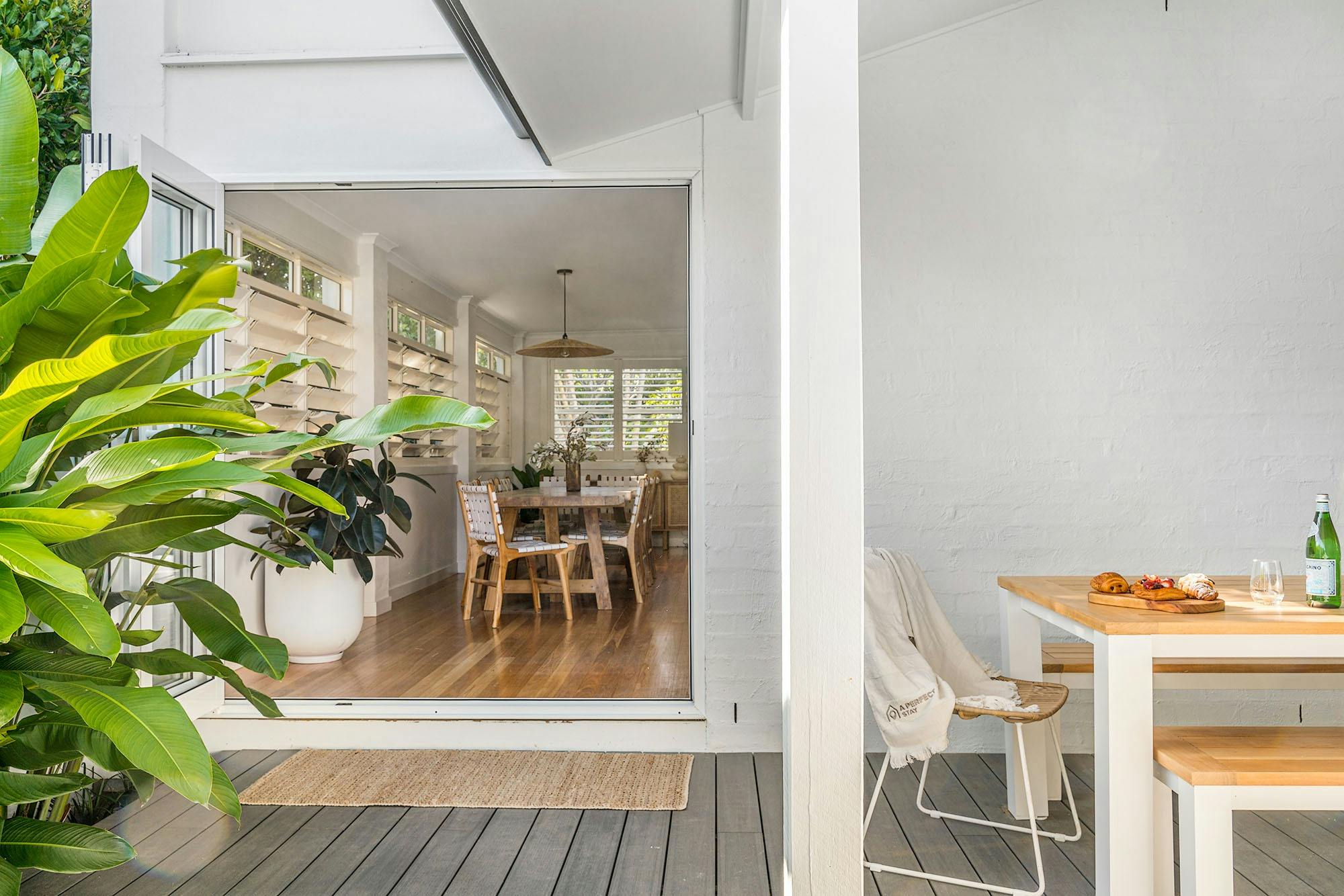 拜倫的百葉窗 - 拜倫灣 - 戶外用餐區流向室內用餐