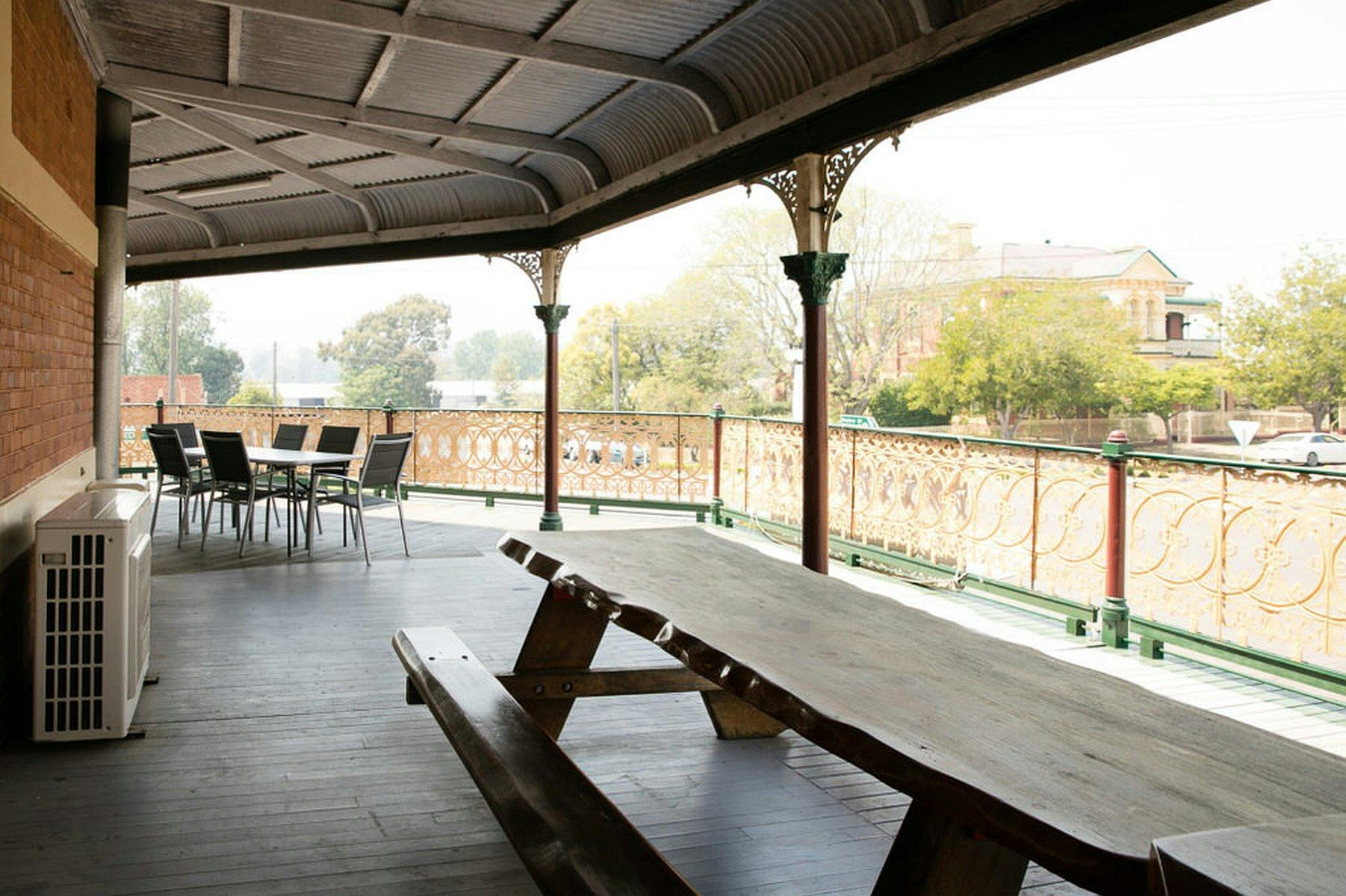 Bank Hotel Dungog verandah