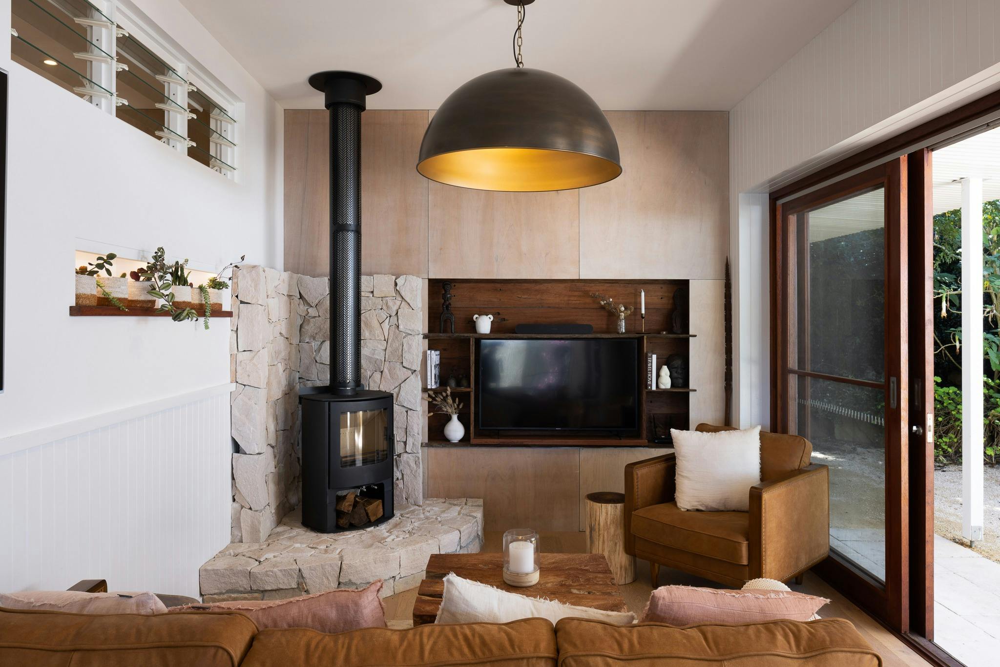 The Lakefront Villa Lounge의 고급스러운 인테리어 디자인