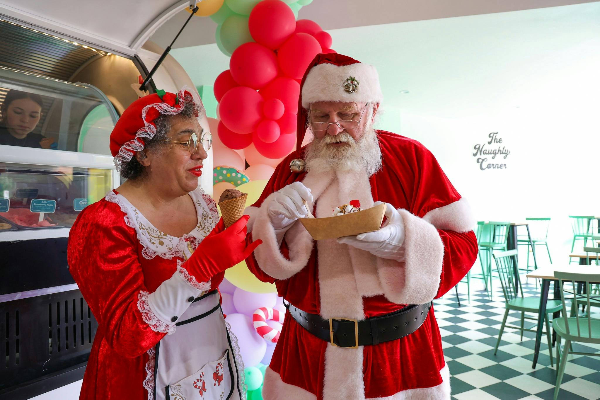 Der Weihnachtsmann und seine Frau genießen Leckereien in der „Naughty Corner“
