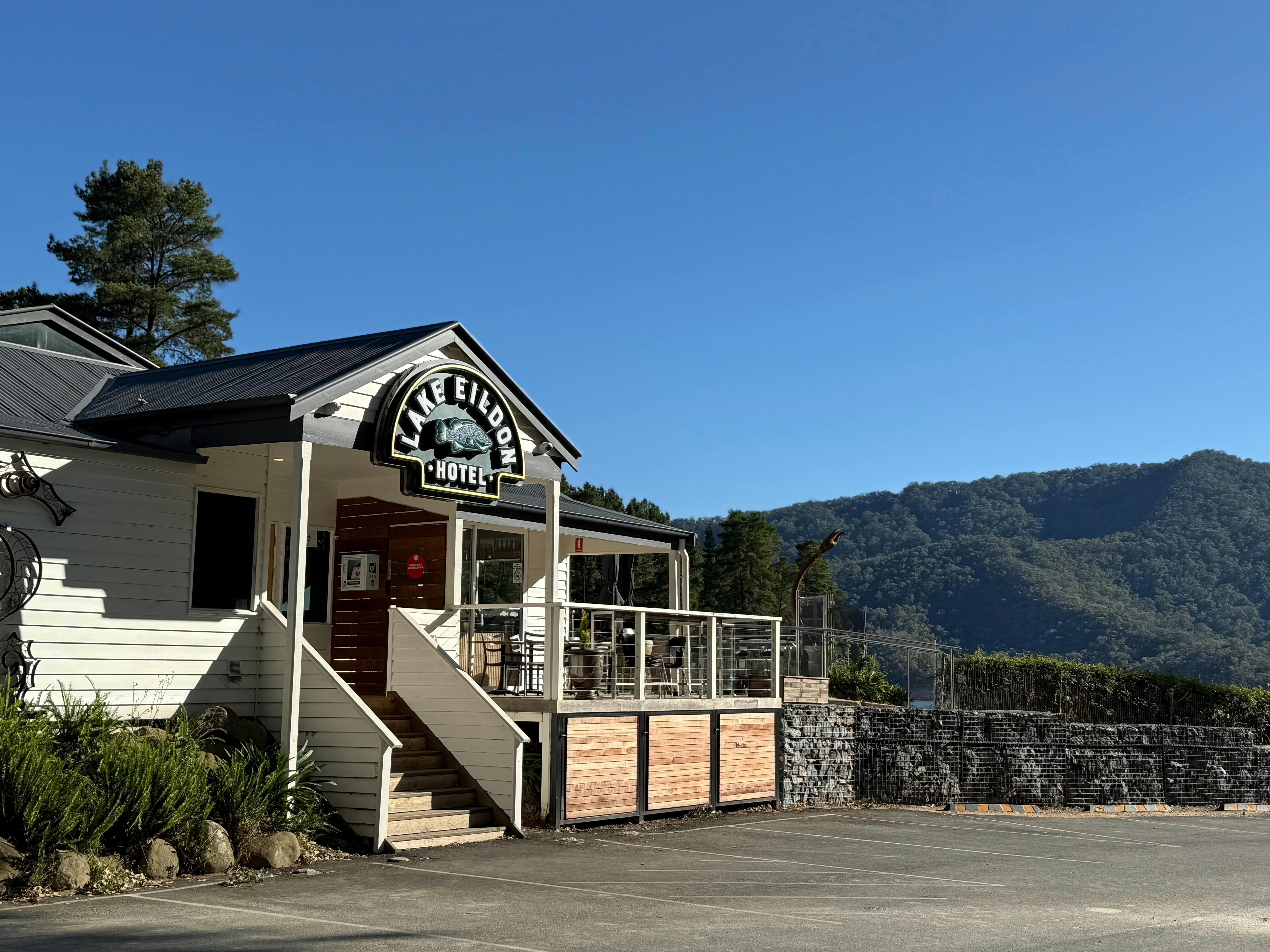 Lake Eildon Hotel main entry