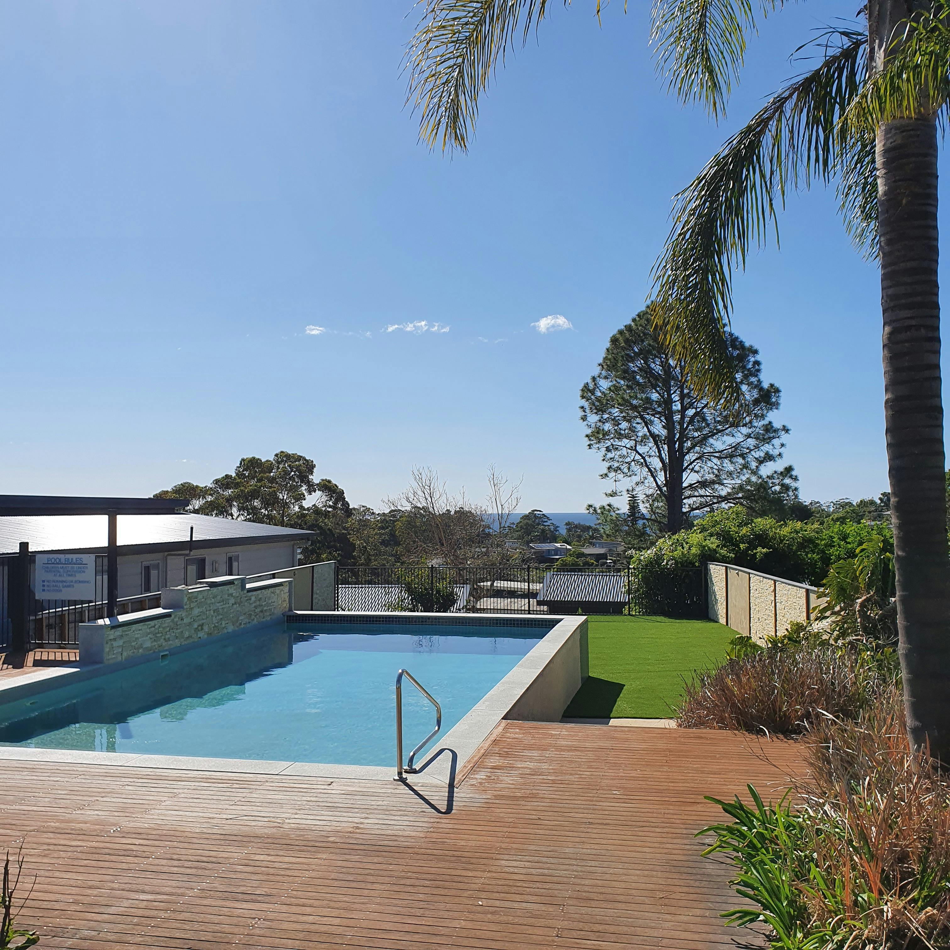 수영장 전망 및 잔디밭