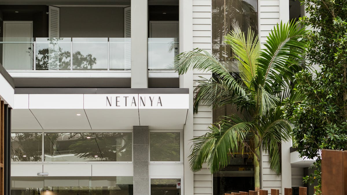 Netanya Noosa - Beachfront hotel Hastings Street