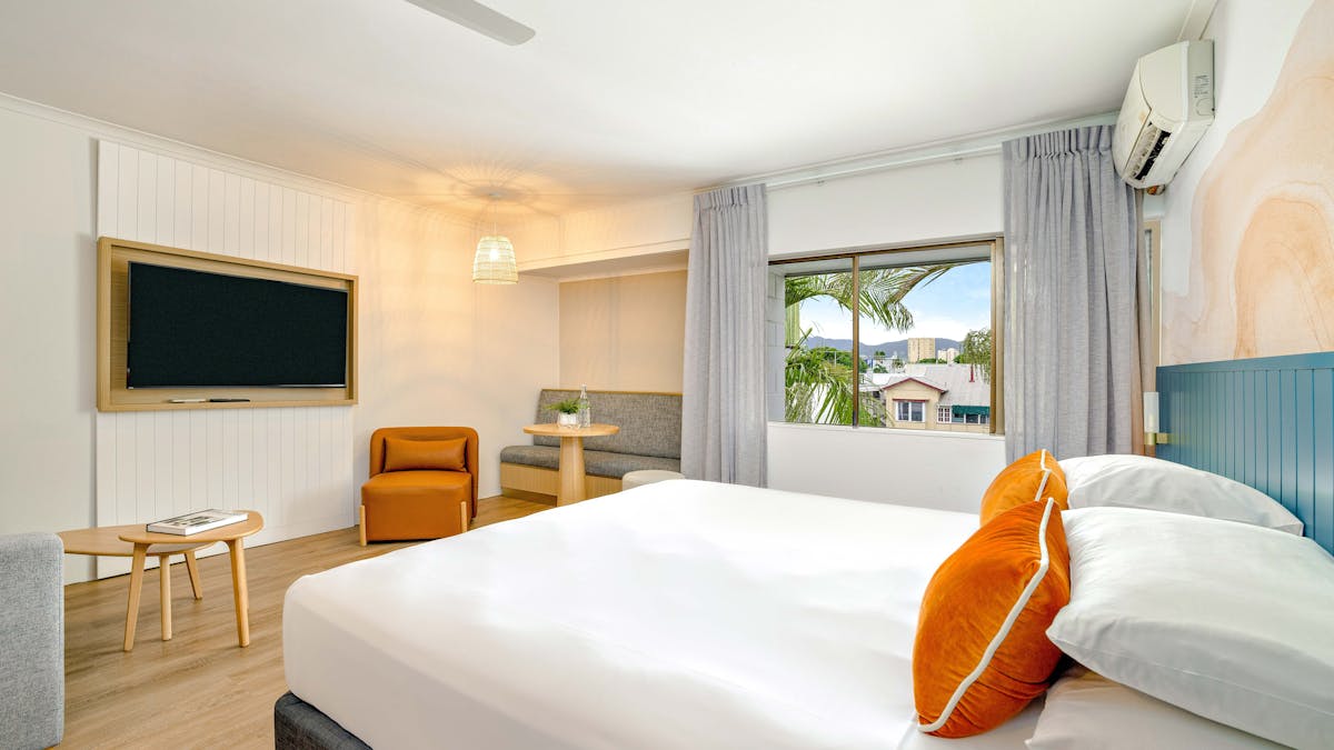 Superior King Room Mercure Cairns