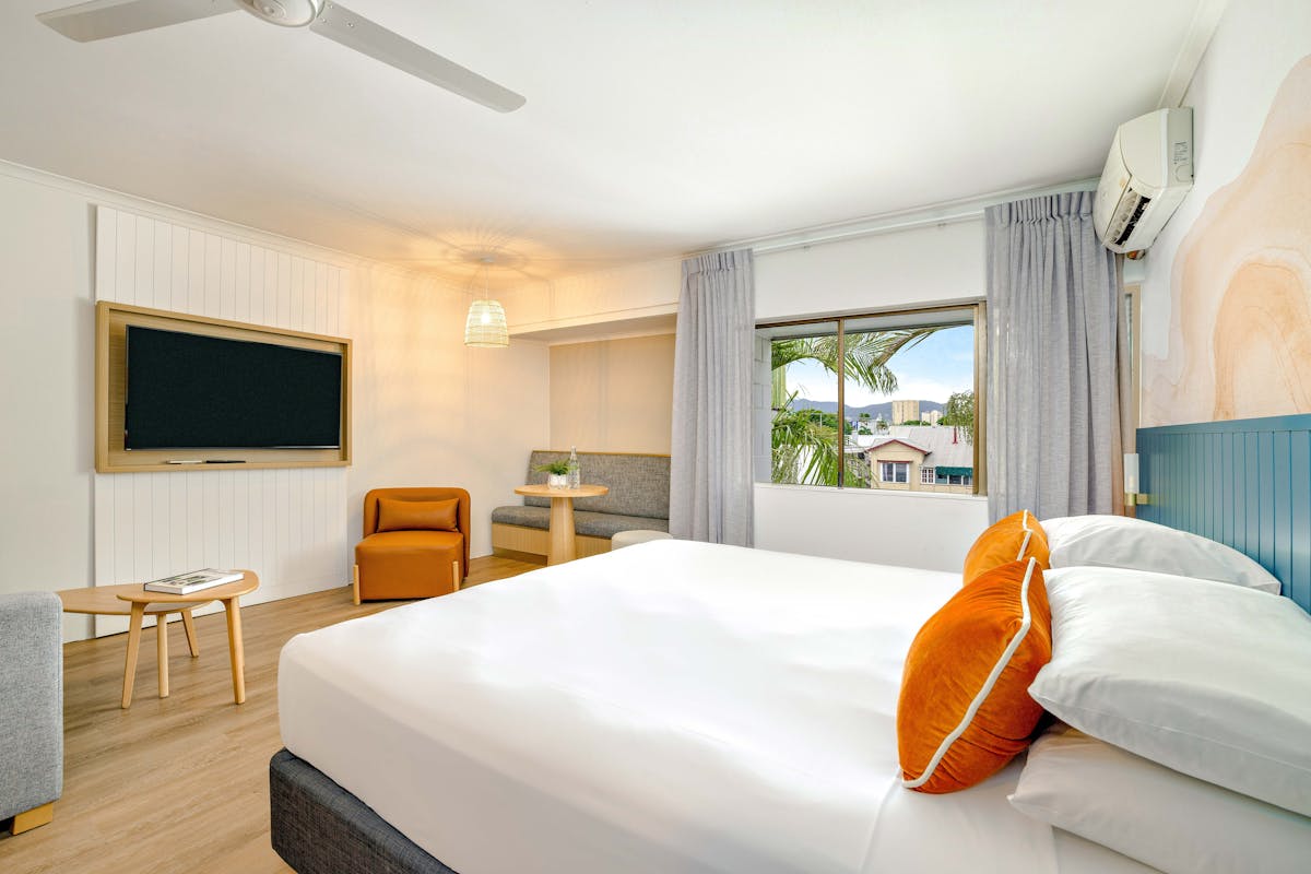 Superior King Room Mercure Cairns