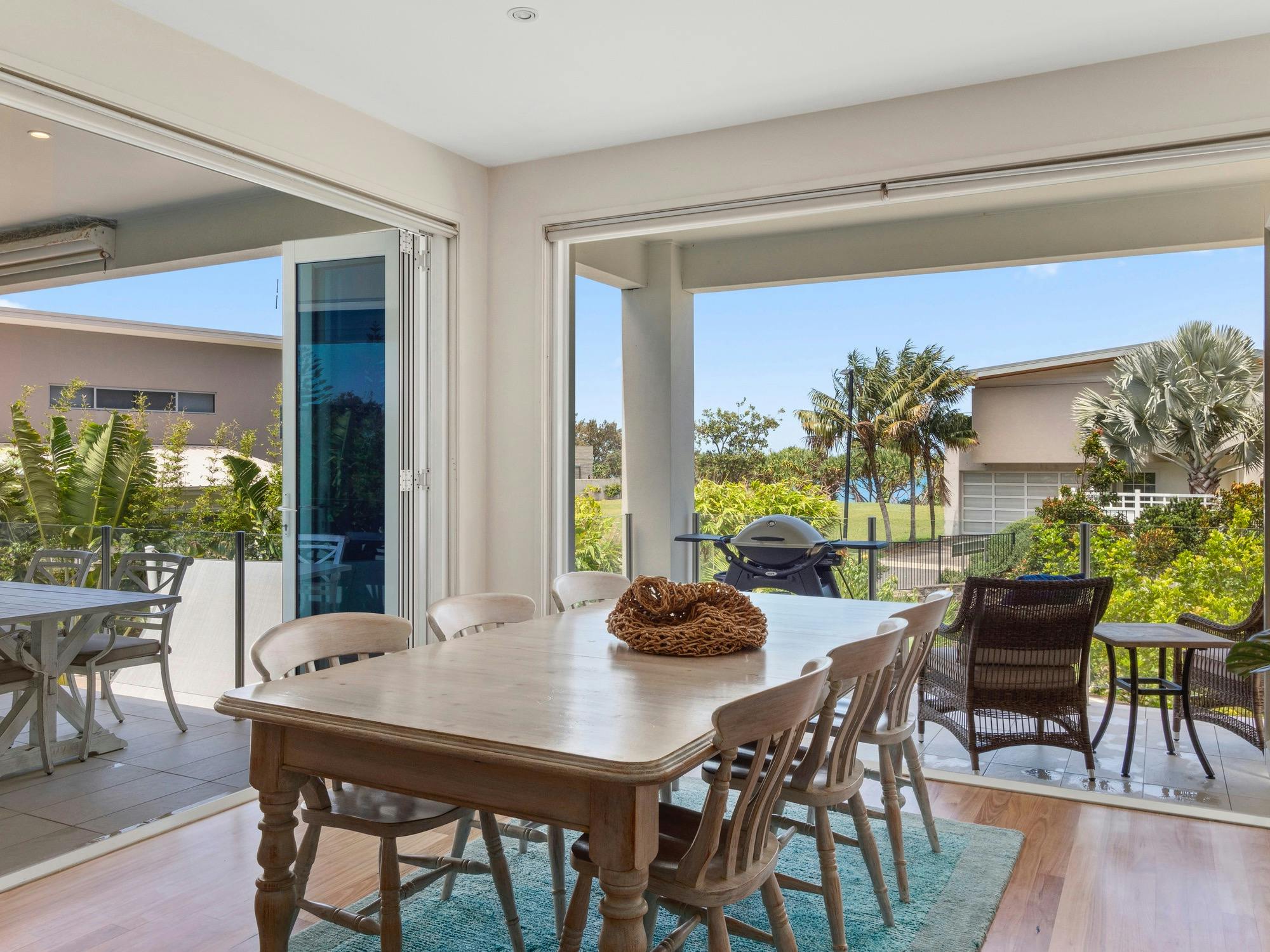 바다를 바라보며 식사하기