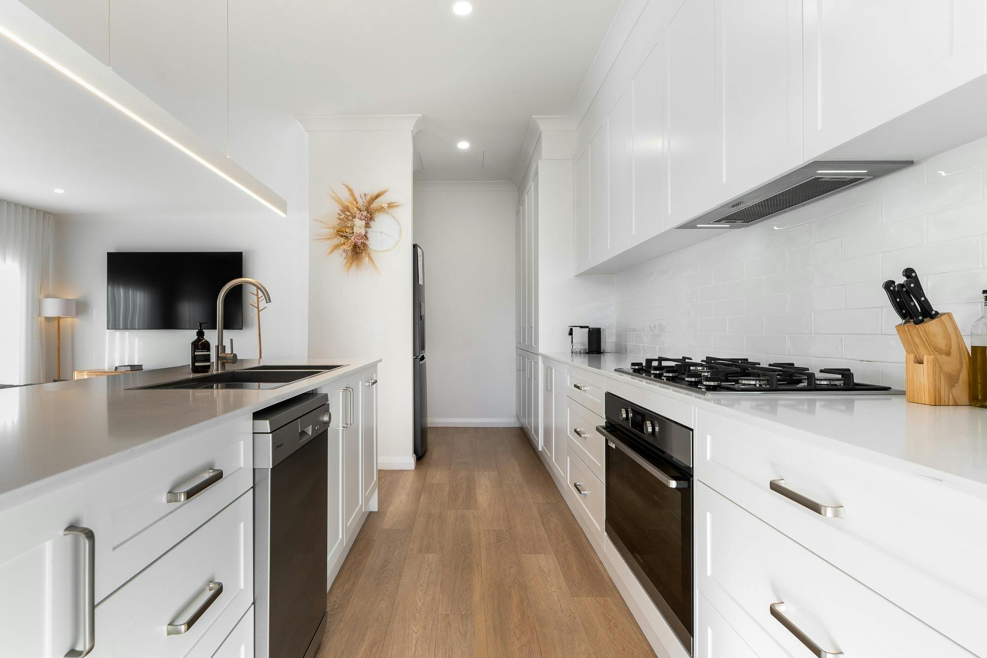 アイランドベンチ、多くの最新家電、充実したアメニティを備えた巨大なキッチン