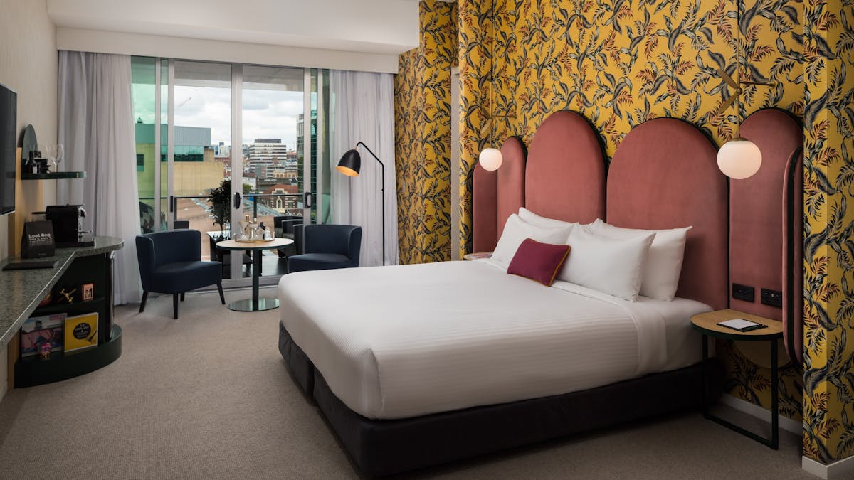 Valley Suite w King bed & balcony