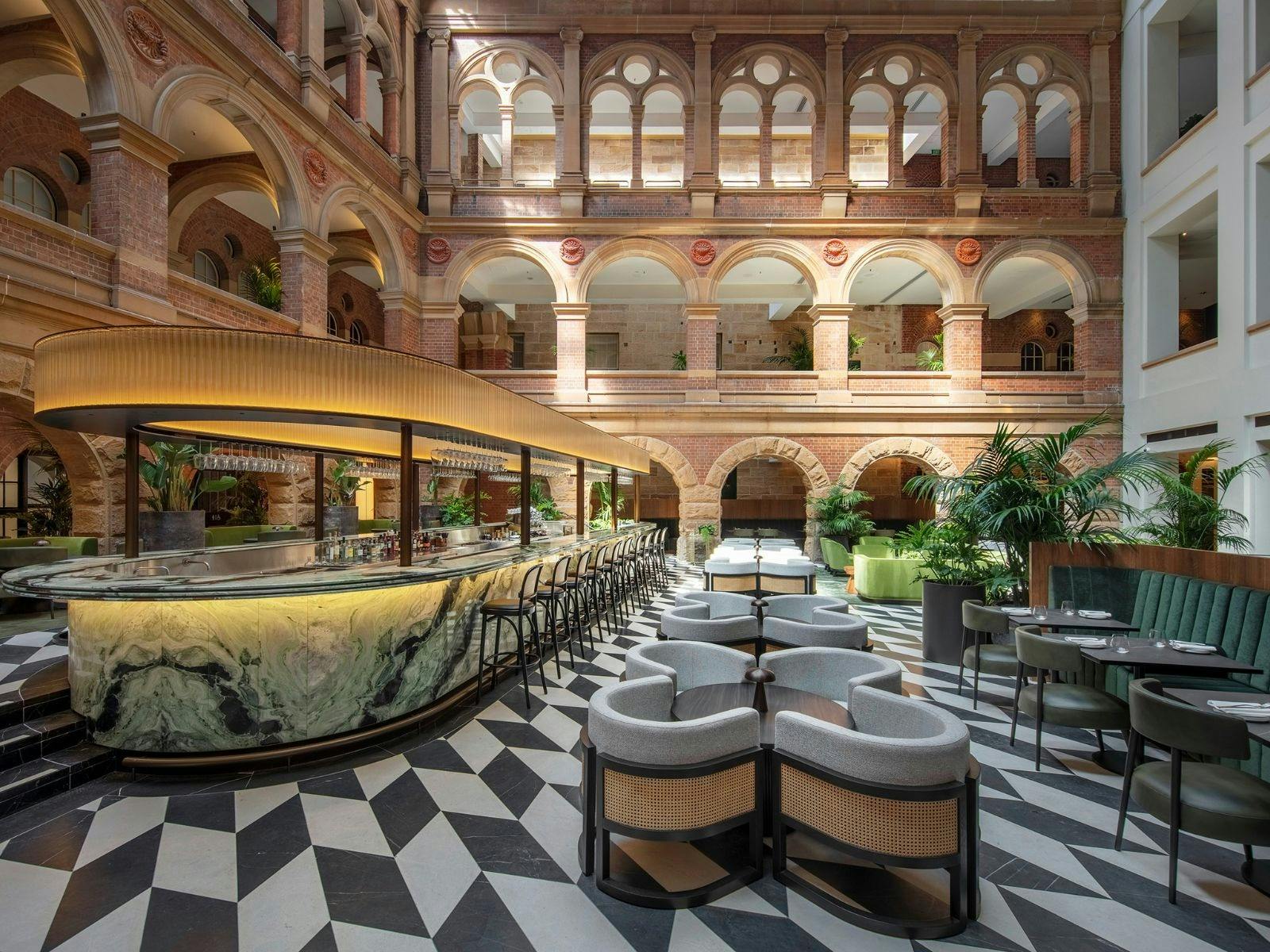 現代酒吧背後的傳統建築