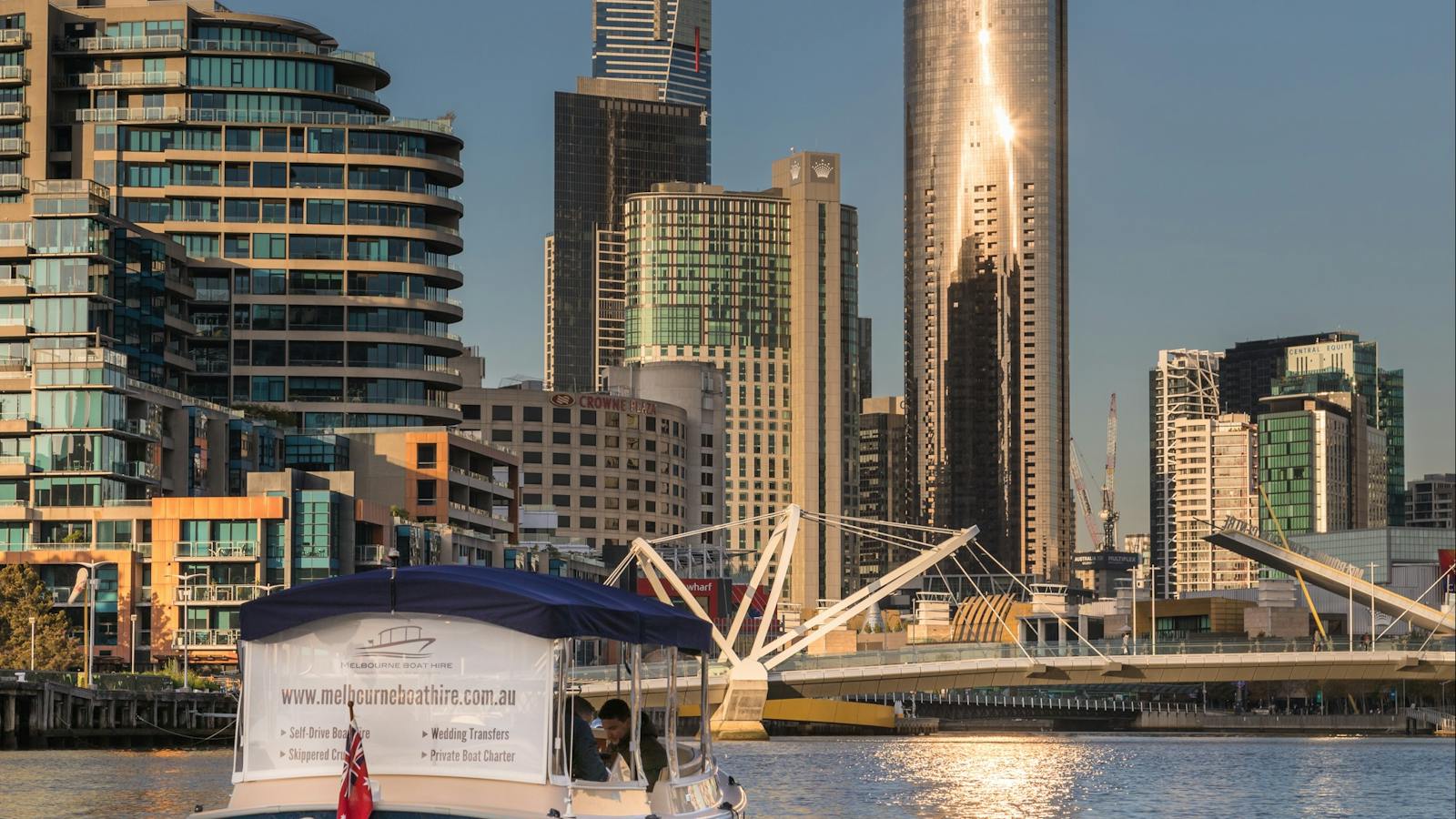 Receive expert local knowledge on your private tour on the Yarra River