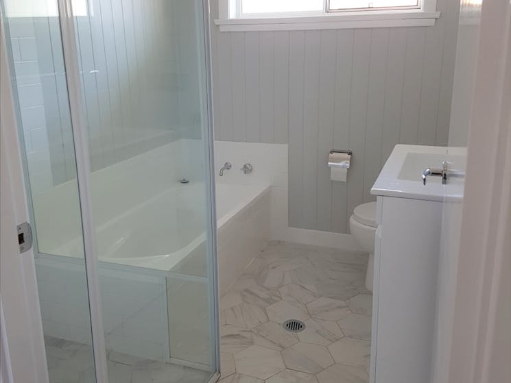 Kilbeggan Cottage Main Bathroom