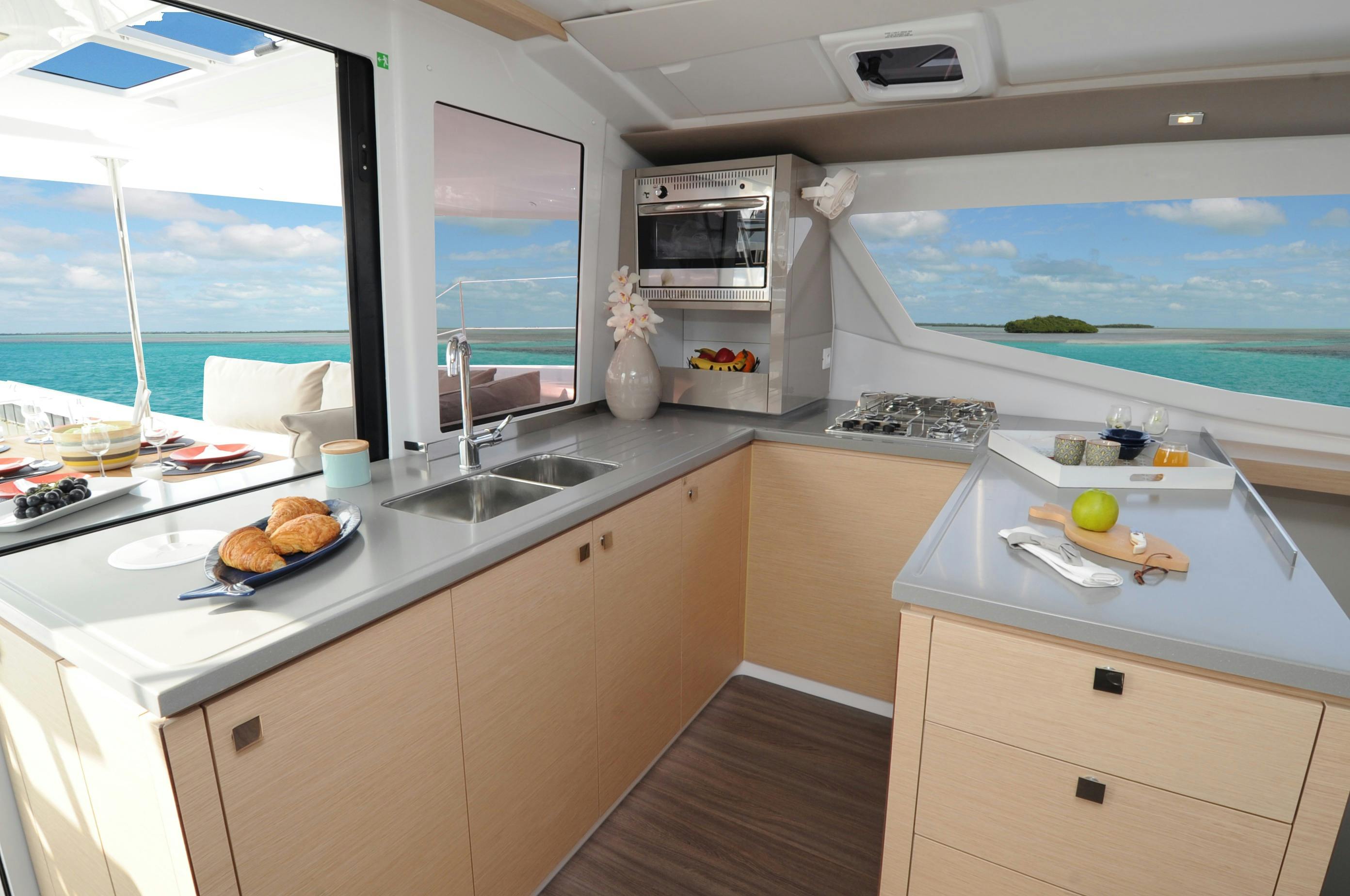 Helia 44, Galley