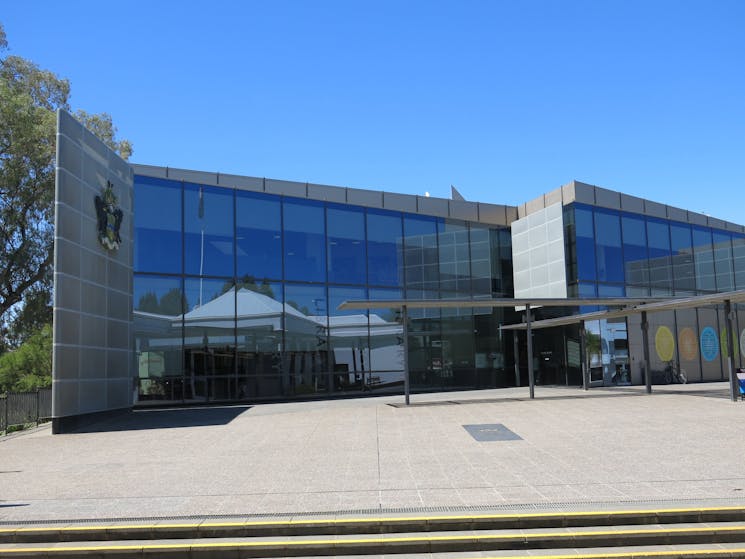 Exterior of Wagga Wagga City Library, blue sky and glass window covered building