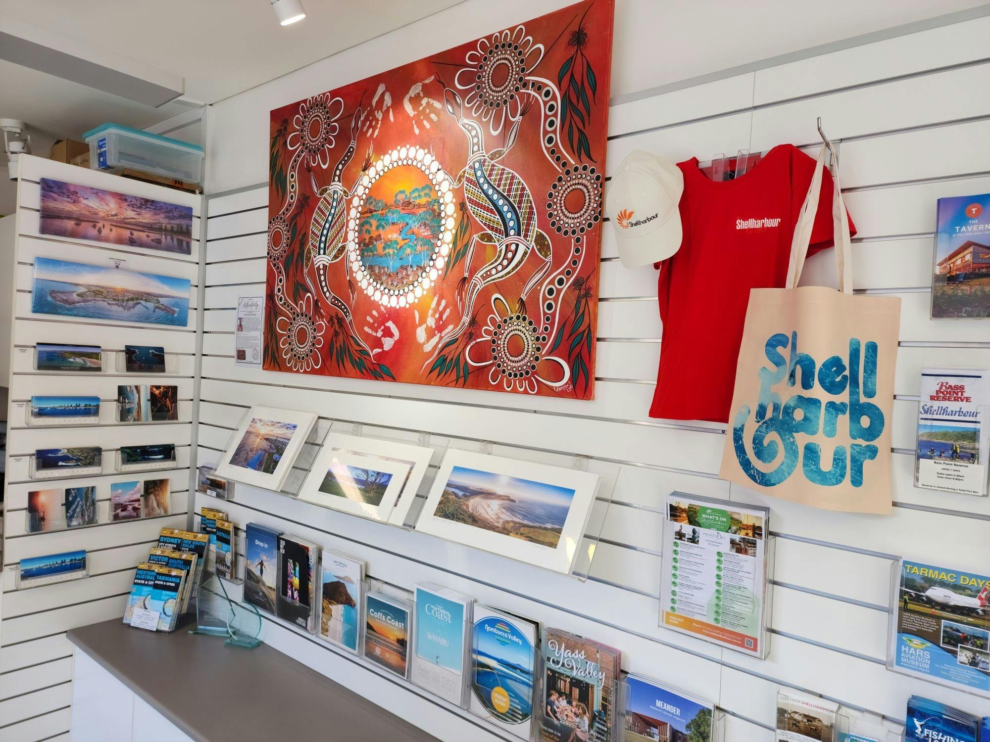 遊客資訊中心內的小冊子和紀念品