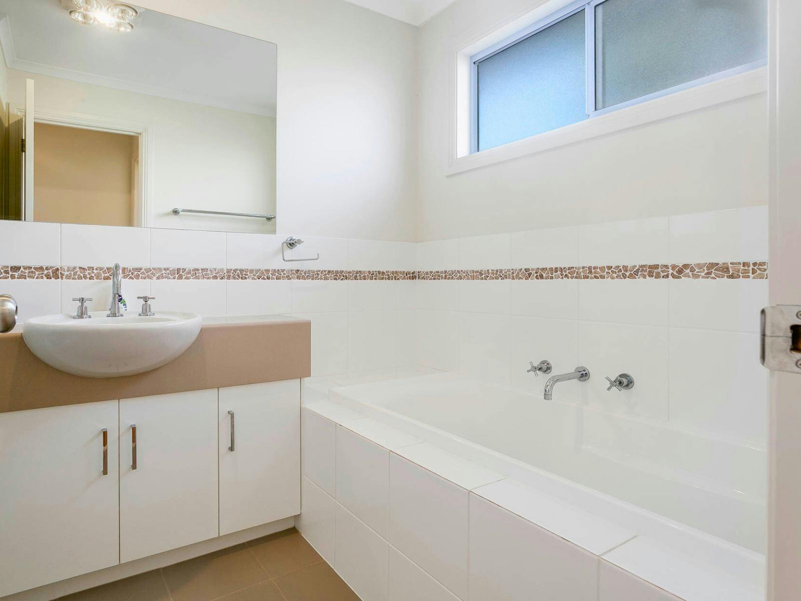 Light Filled Modern & Stylish 3BR Holiday Home