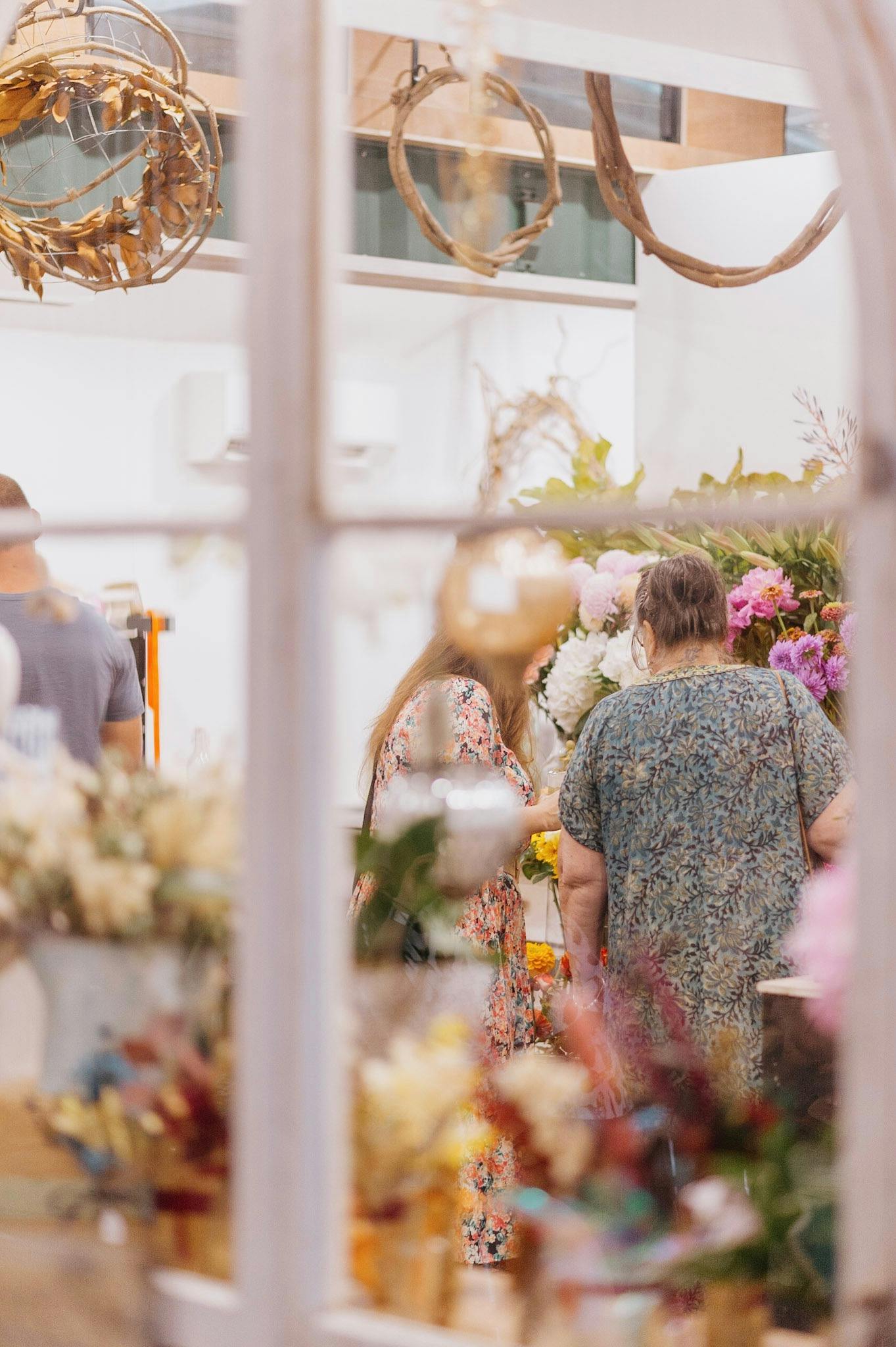 M|Arts Precinct의 현지 플로리스트가 제공하는 신선한 꽃