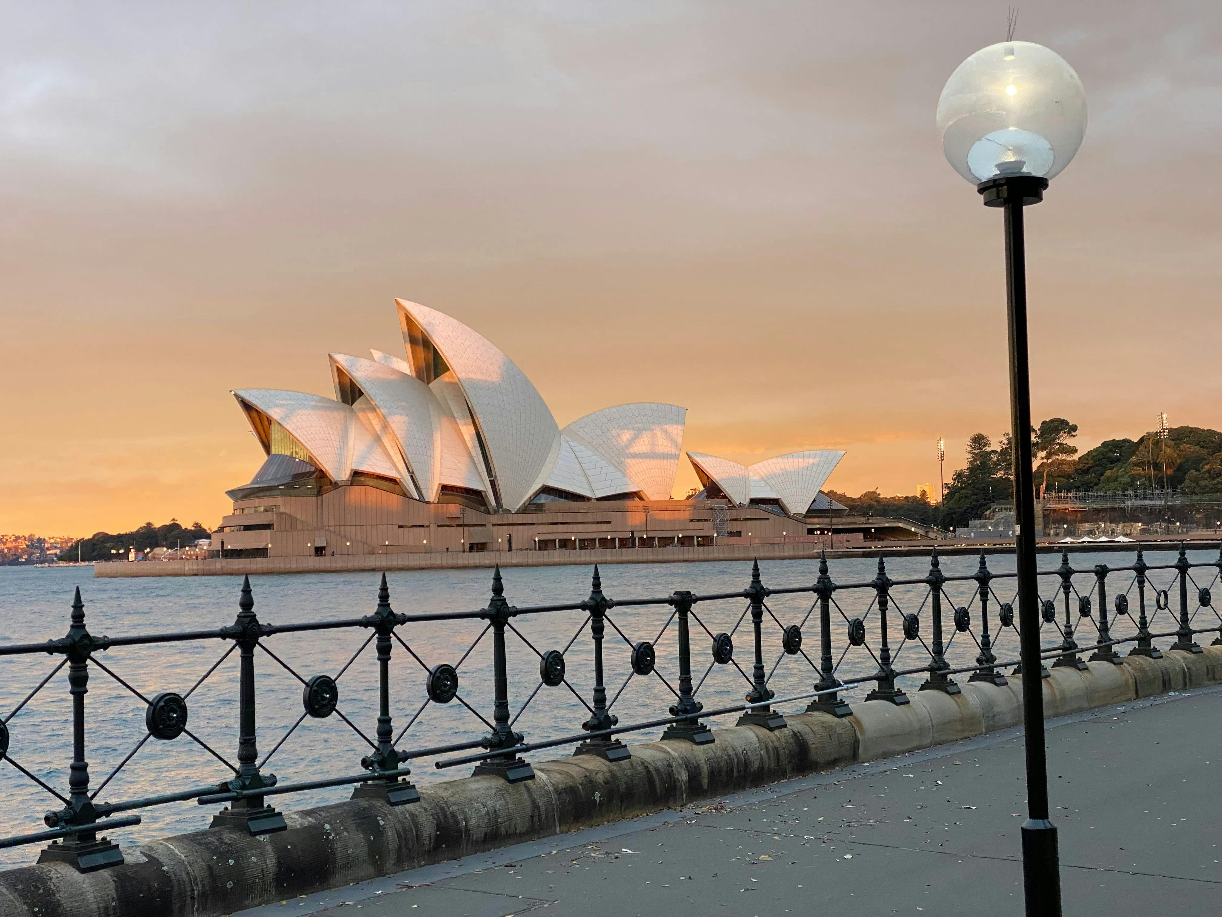 Sydney Opera House in der Abenddämmerung auf einer privaten Inside the Opera House-Tour mit Runaway Tours
