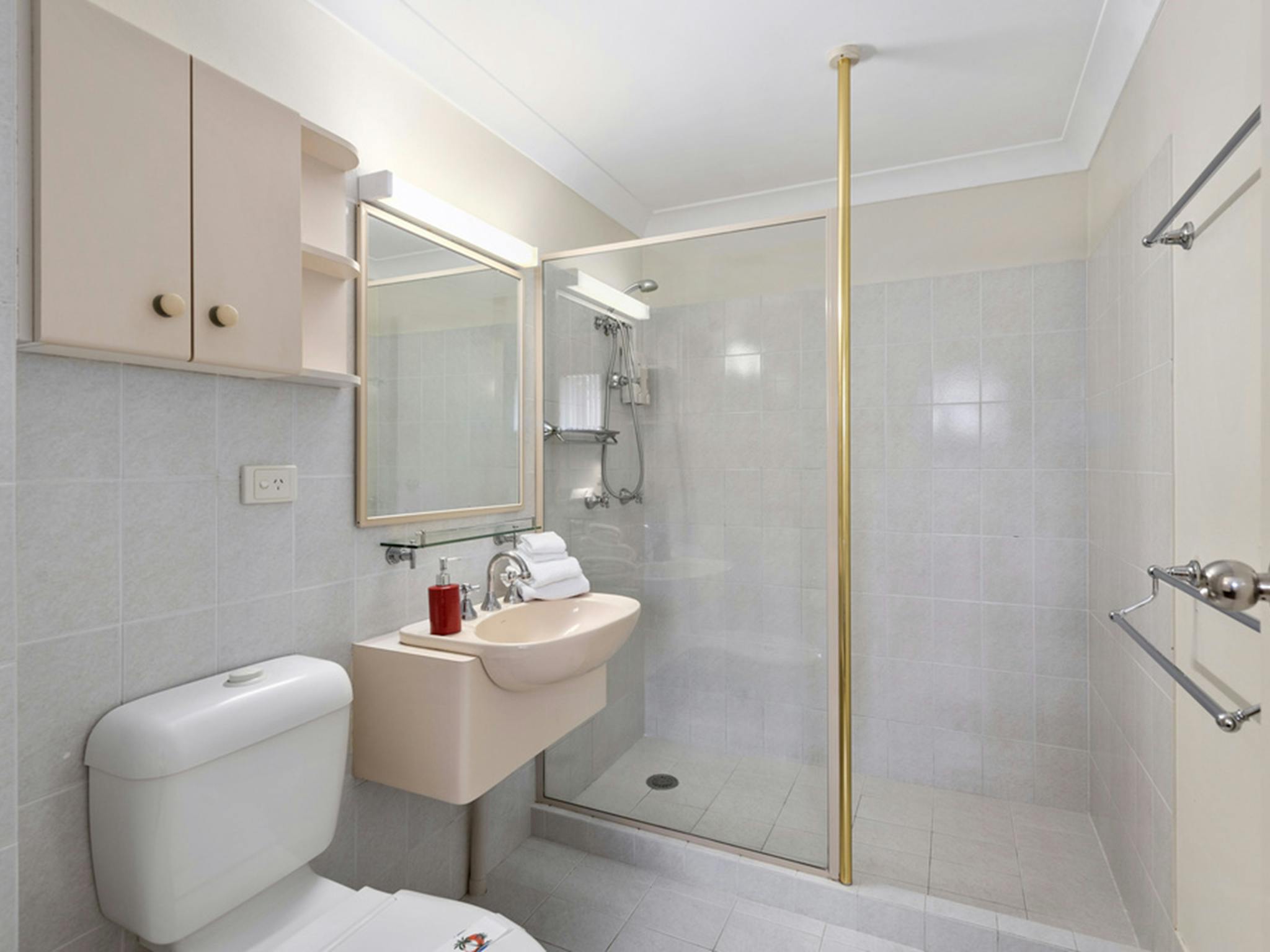 Bathroom-1-bedroom-apartment