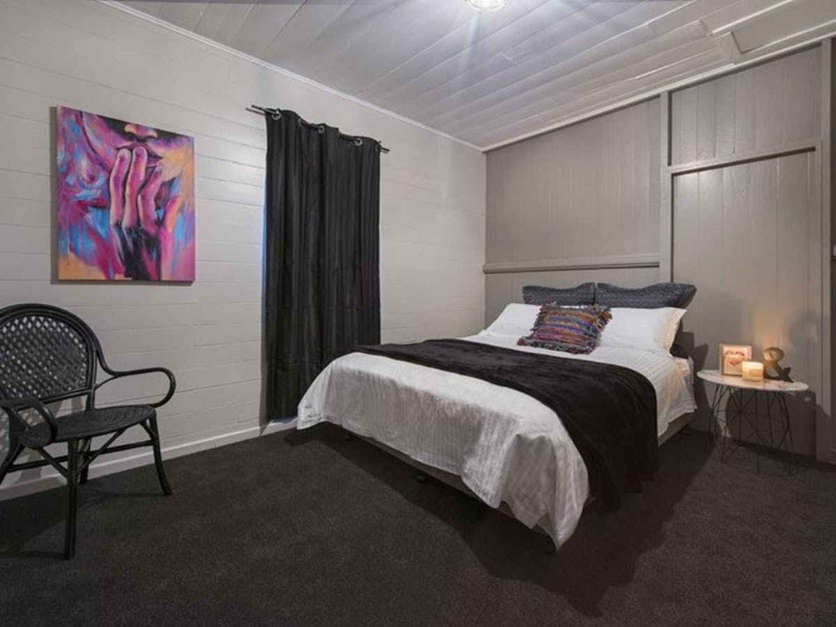 radford couples cottage stanthorpe queen bedroom secrets room