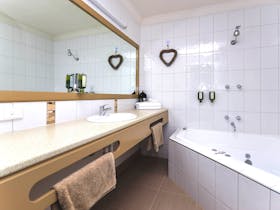 River Country Inn-King Spa Bathroom