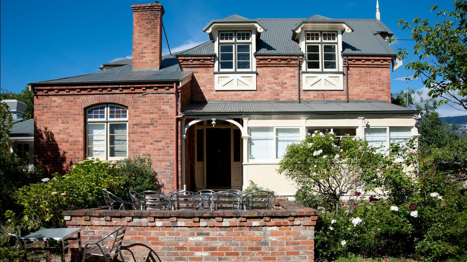 Lowena Cafe and Accommodation