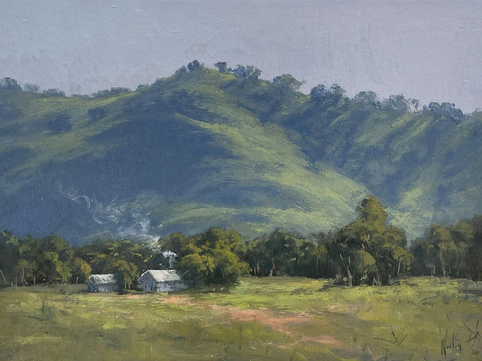 거대한 산맥 아래 자리 잡은 집의 풍경 굴뚝에서 피어오르는 연기 초록빛 색조