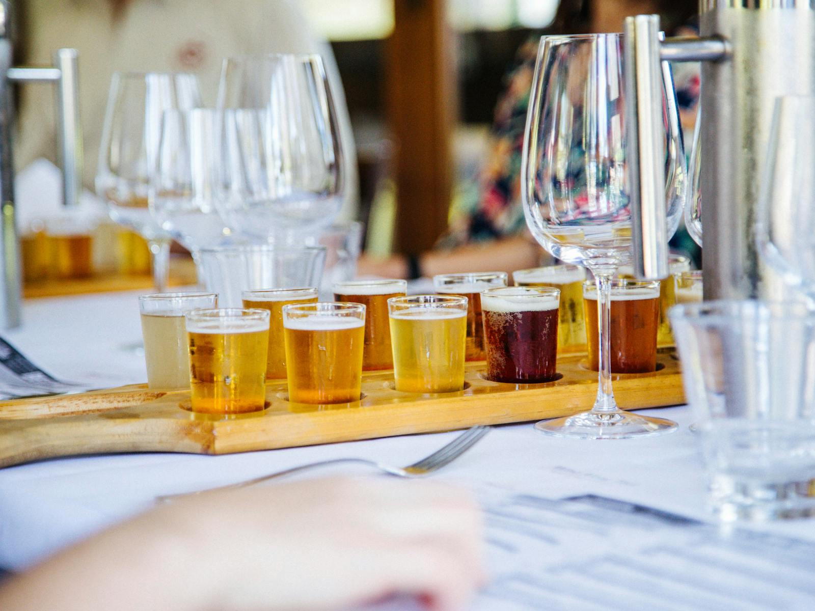 ポコルビンの最初のブティック醸造所のビールテイスティングパドルを試すこともできます。