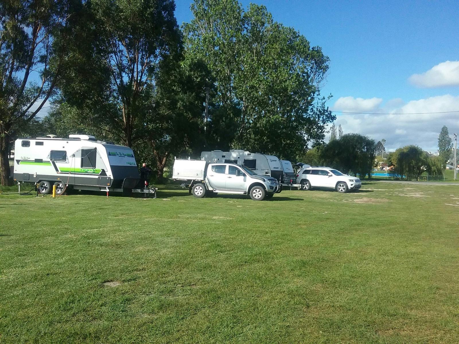 Vehicles with caravans at Tenterfield Showground campground