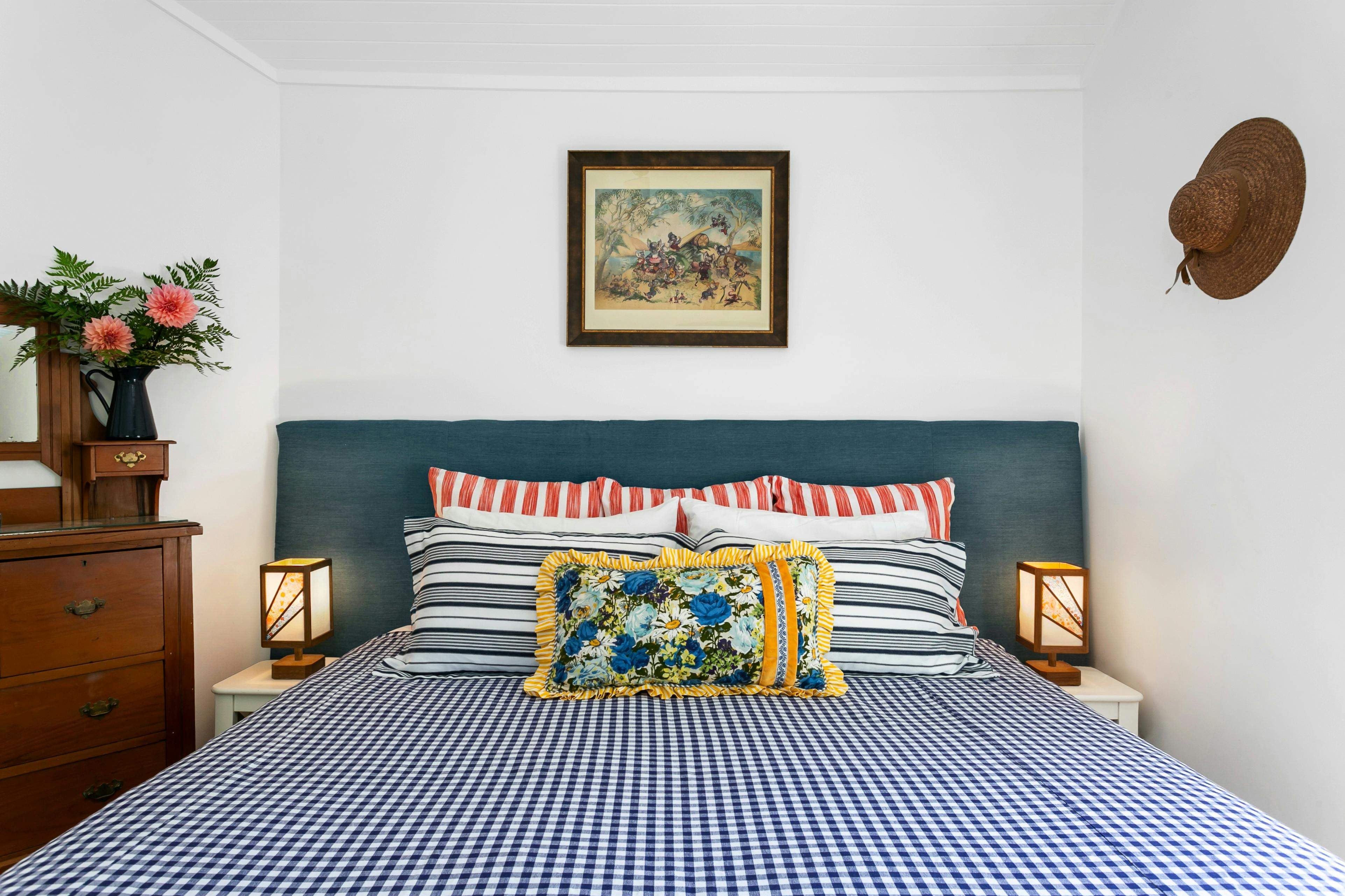 ベッドルームはキングサイズベッドまたはシングルベッド2台として設置可能