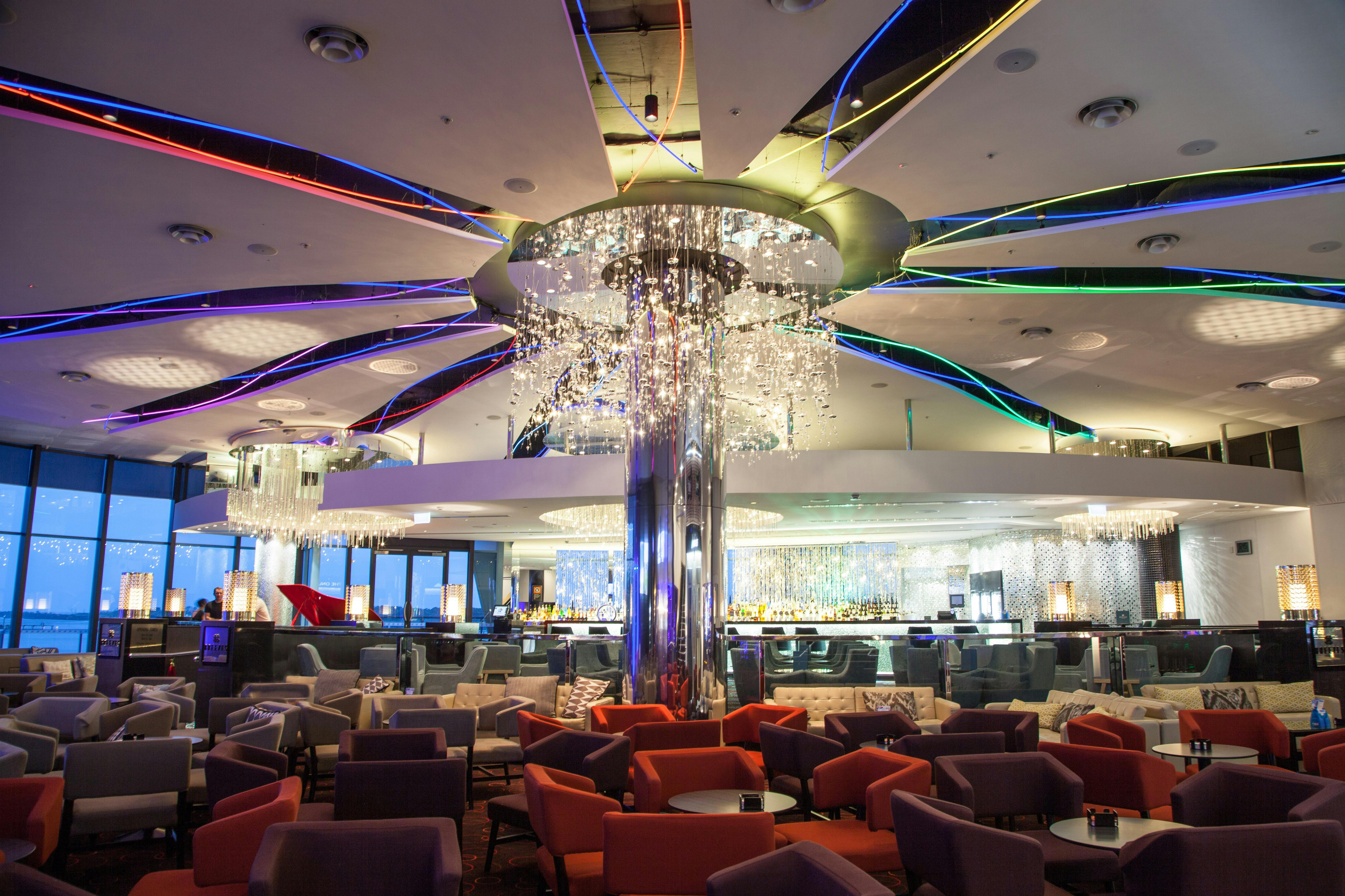 Breezes 是一家時尚精緻的雞尾酒吧和酒廊，位於雙子鎮的中心