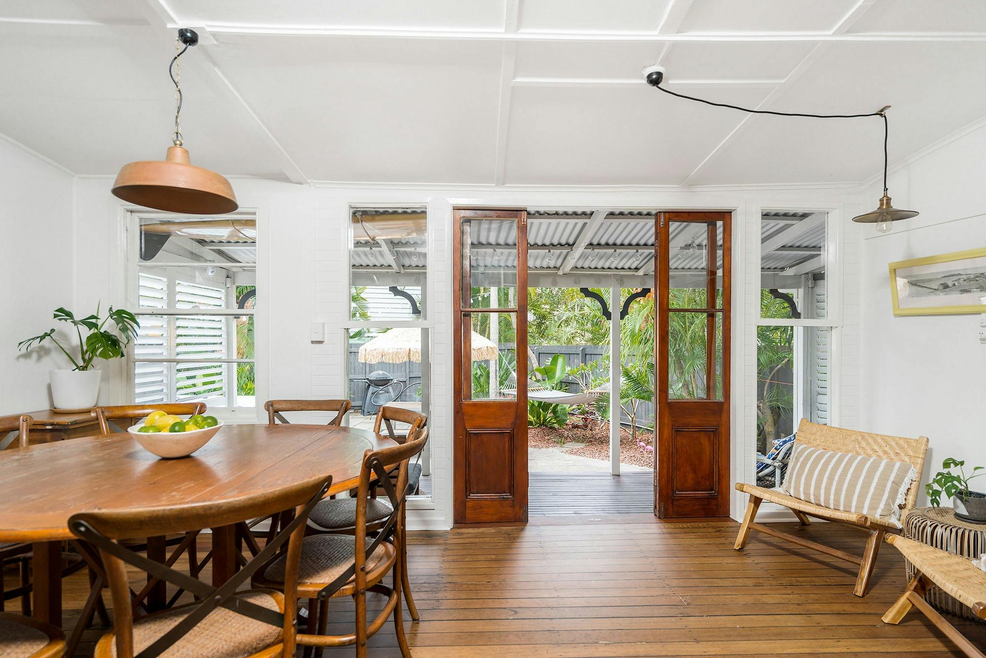 ギジェット-バイロンベイ-屋外エリアへのディニンエリアの流れ