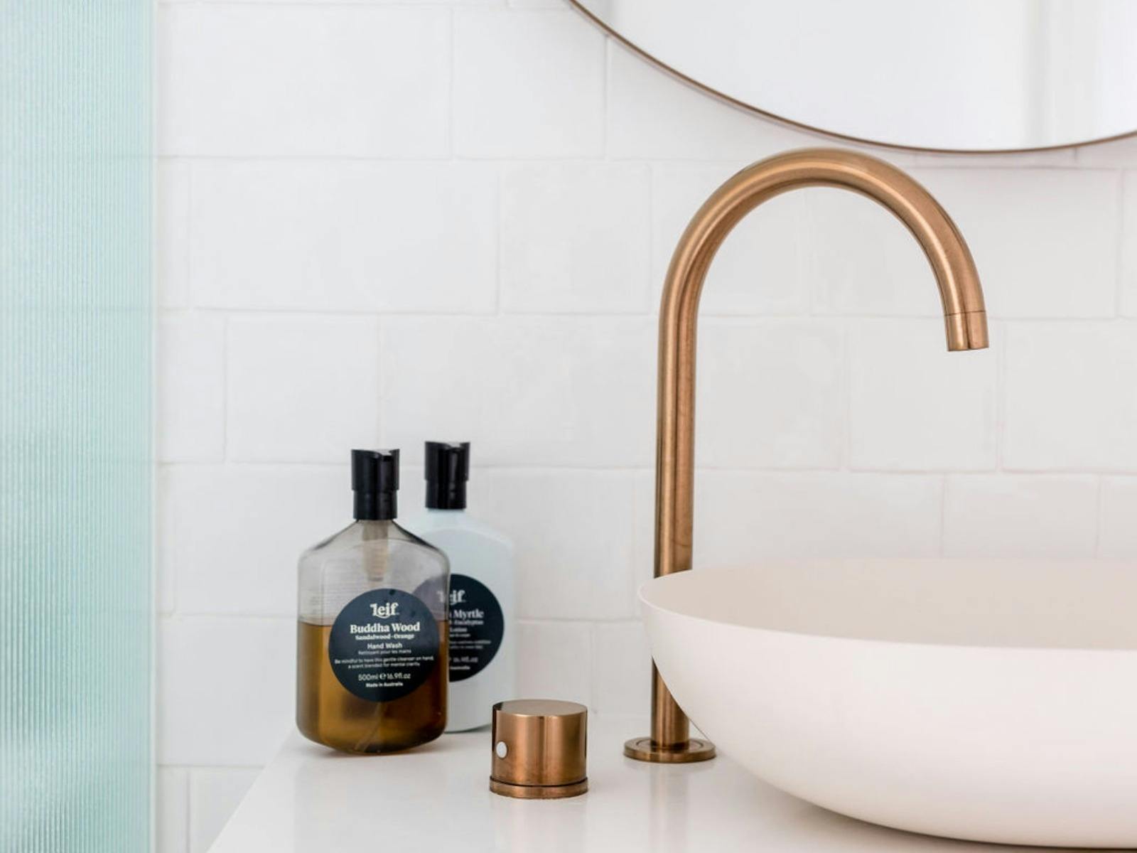 Gorgeous and luxury bathroom finishes