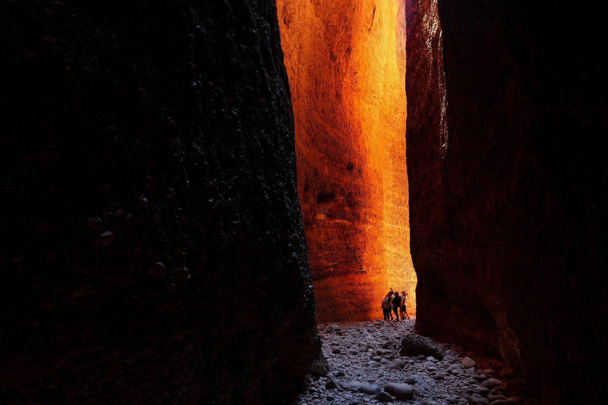 Tour group hiking in Echidna Chasm