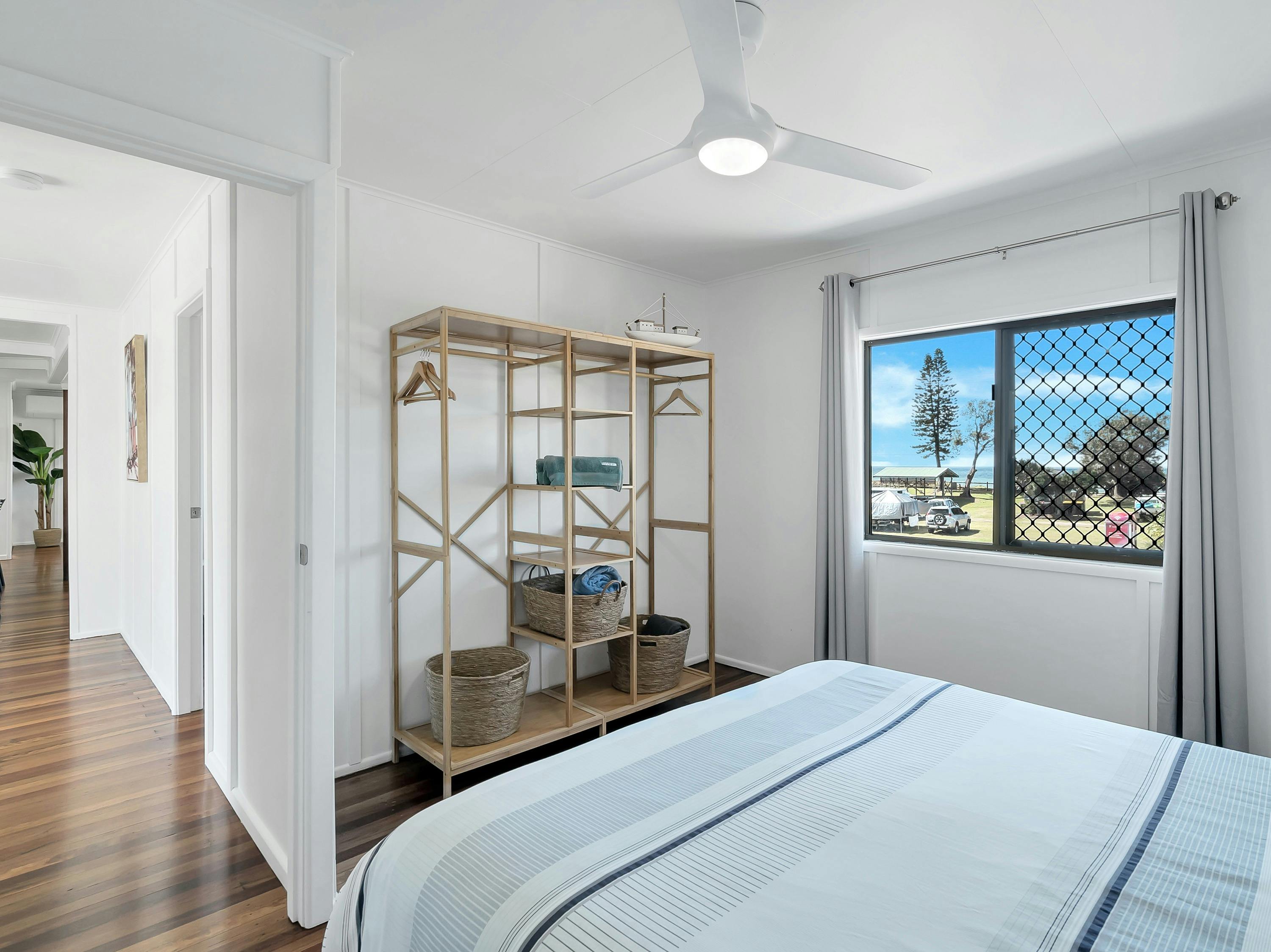 メインクイーンベッド