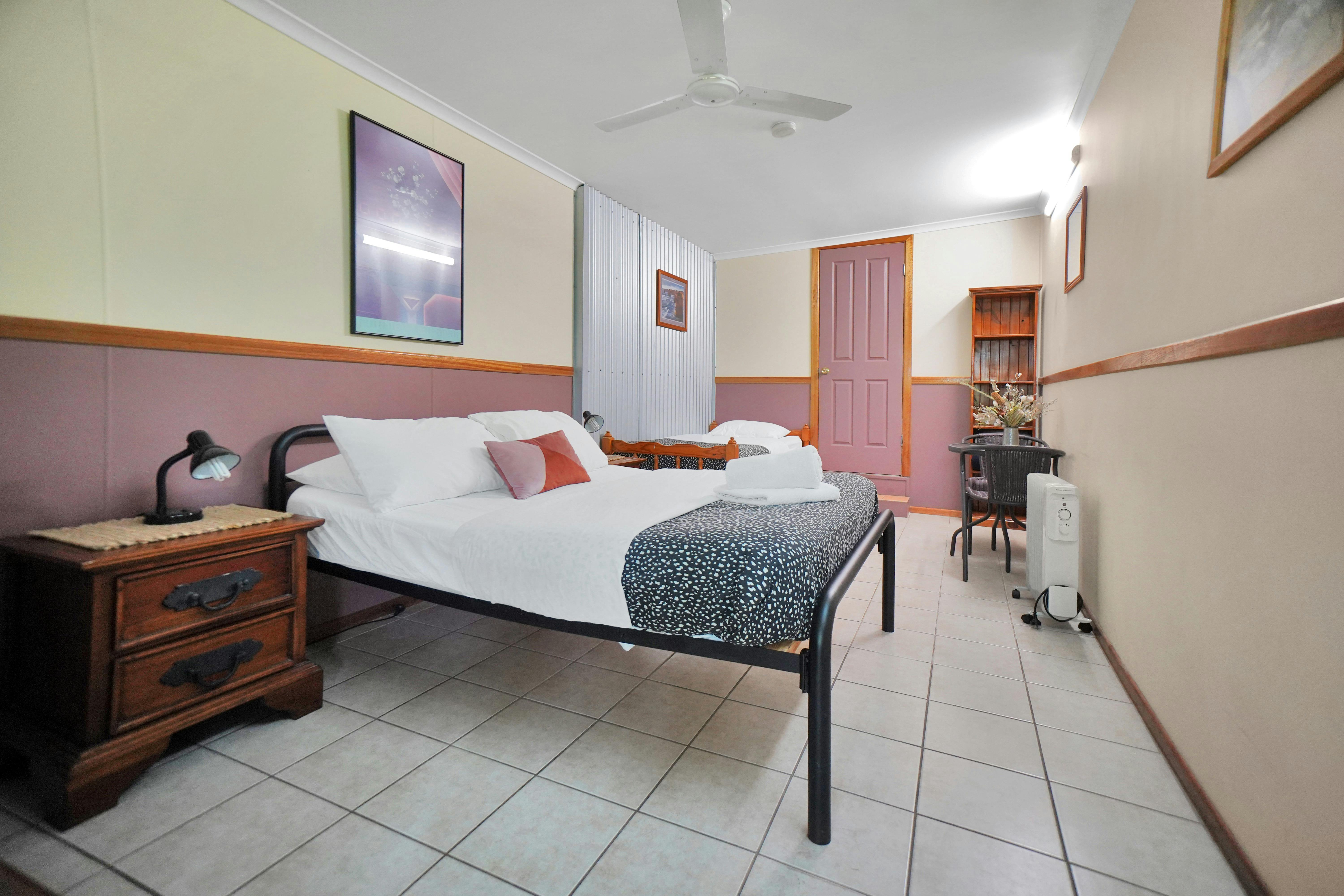 Ensuite Twin/Triple, tea/coffee facilities, mini fridge, smart tv, aircon, heating.