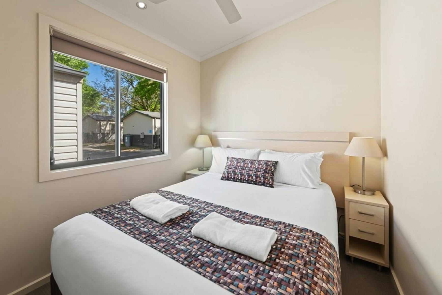 21469_lake_hume_deluxe_2b_cabin_s5_g