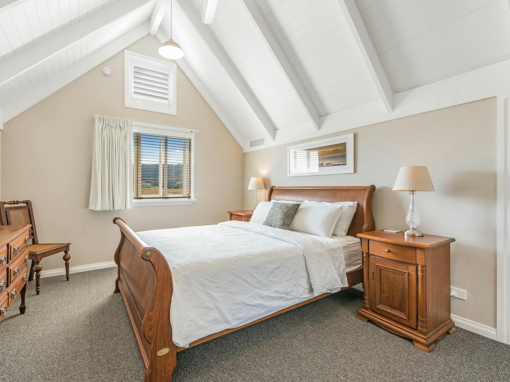 Bedroom with cathedral ceilings and Queen sleigh bed Bedroom with cathedral ceilings and Queen sleigh bed