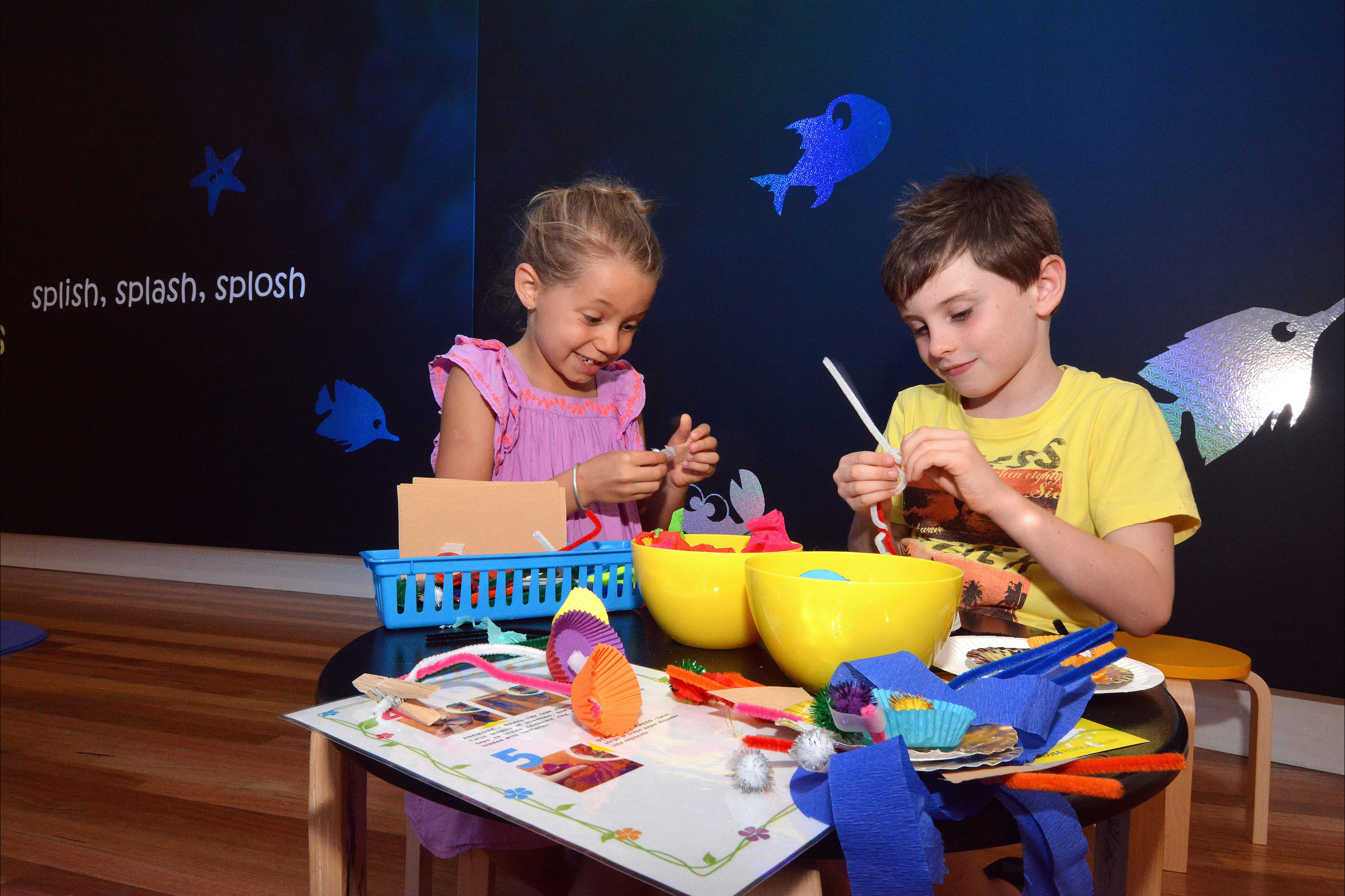 Glasshouse Sprouts는 Glasshouse '새싹'을 위해 지역 갤러리에서 예술 활동을 제공합니다.