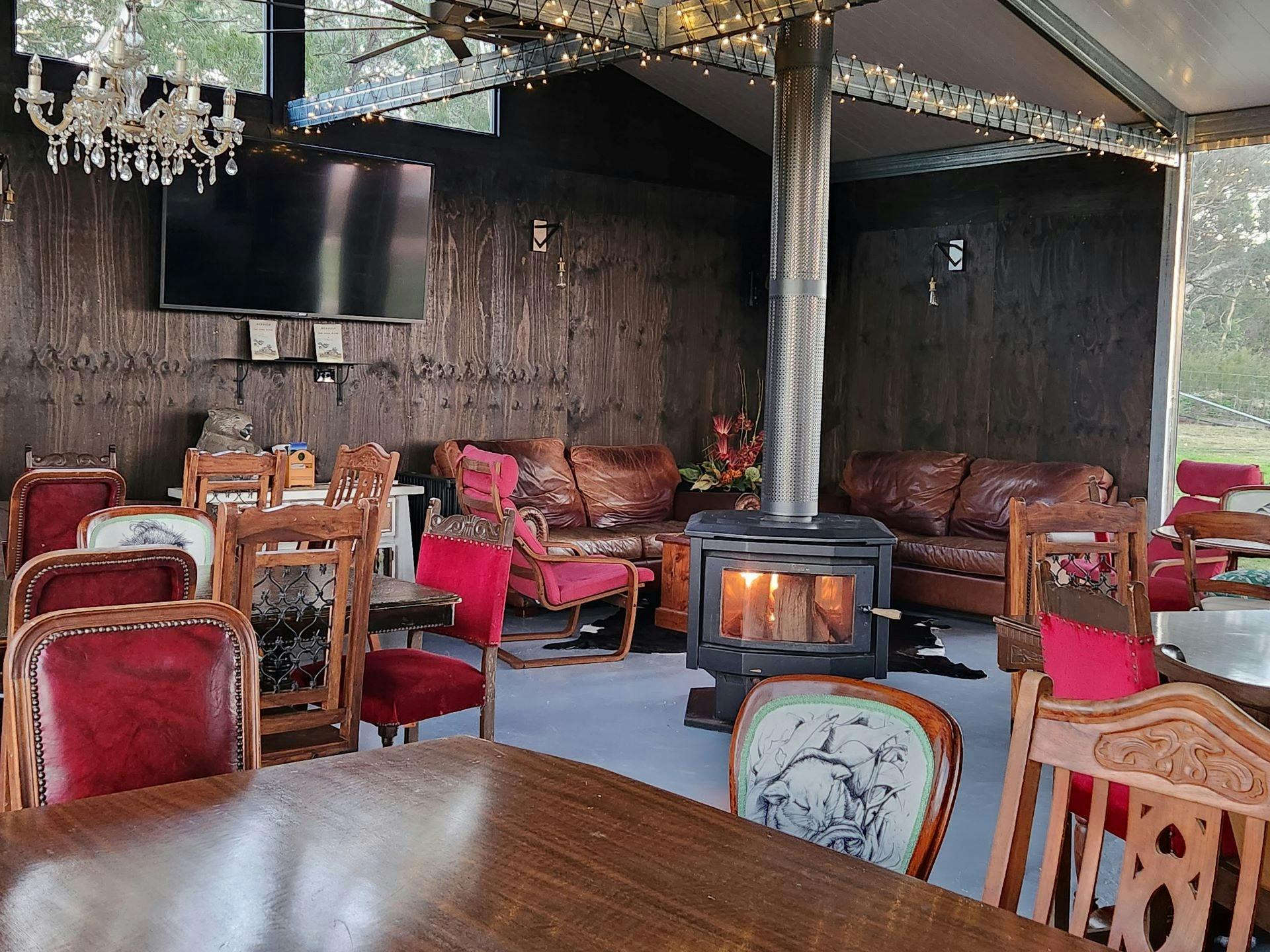 暖炉のある居心地の良い座席エリア