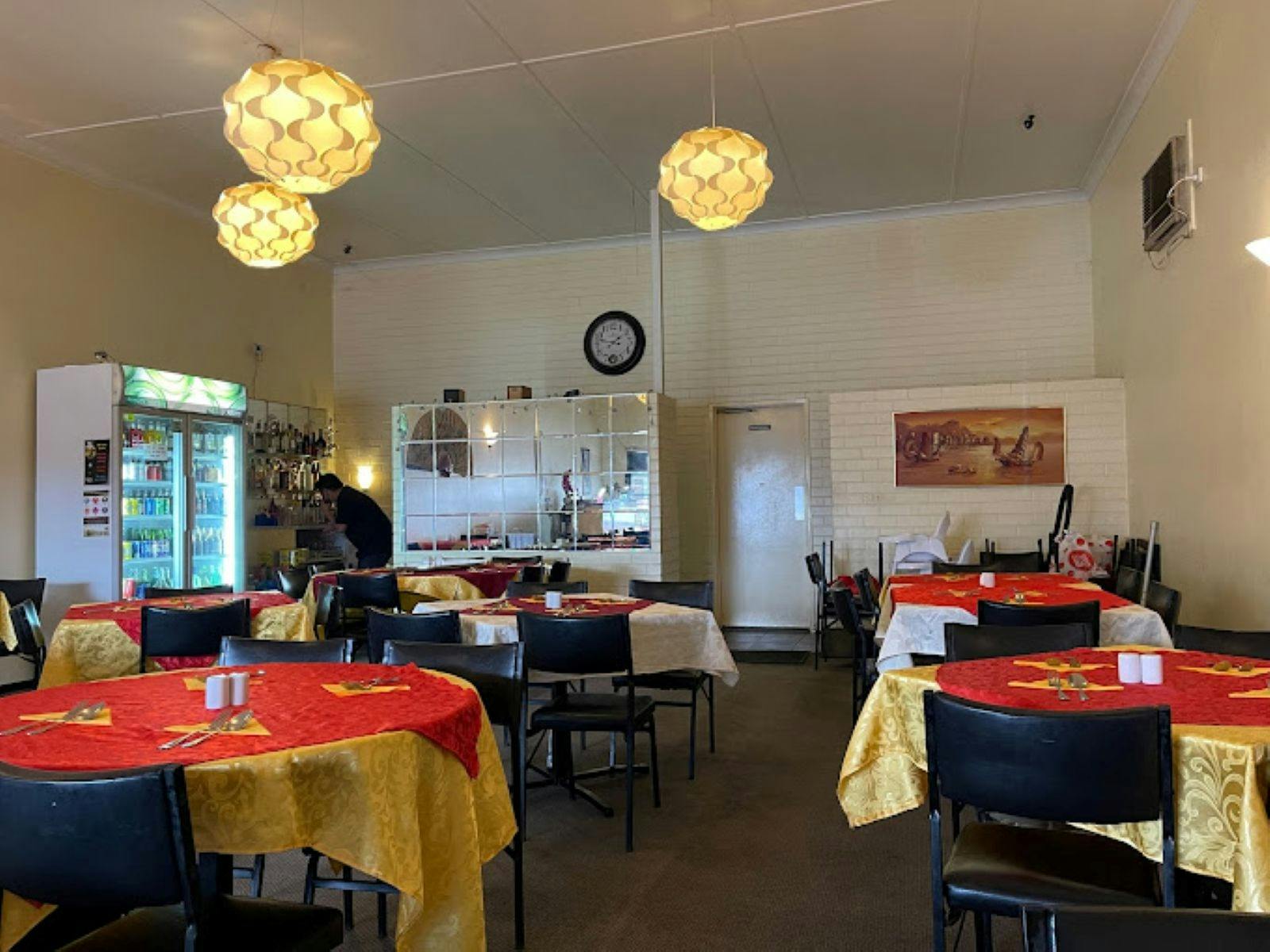 음료 냉장고가 있는 작지만 아늑한 레스토랑입니다.