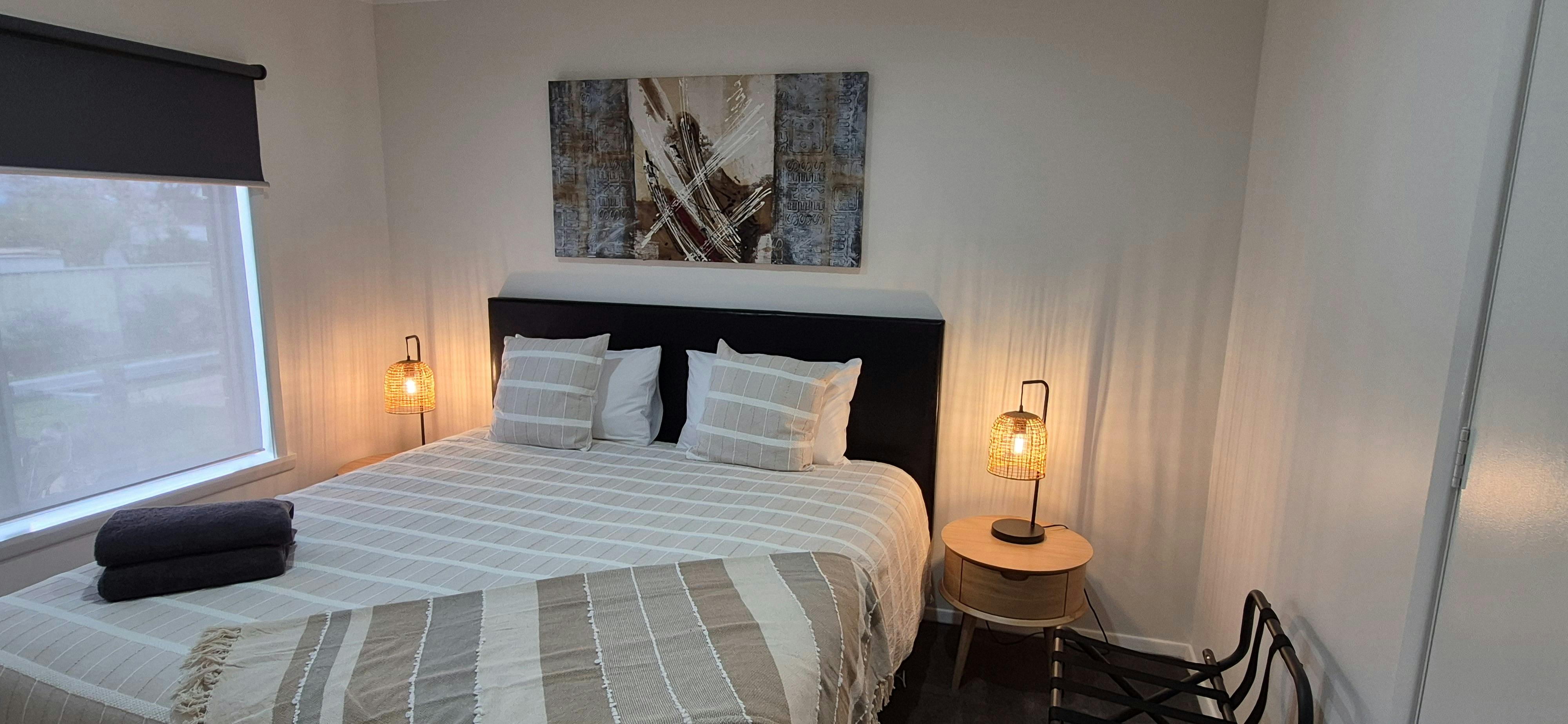 King size bed, wardrobe, heating and cooling, block out blinds, luggage rack, smart tv