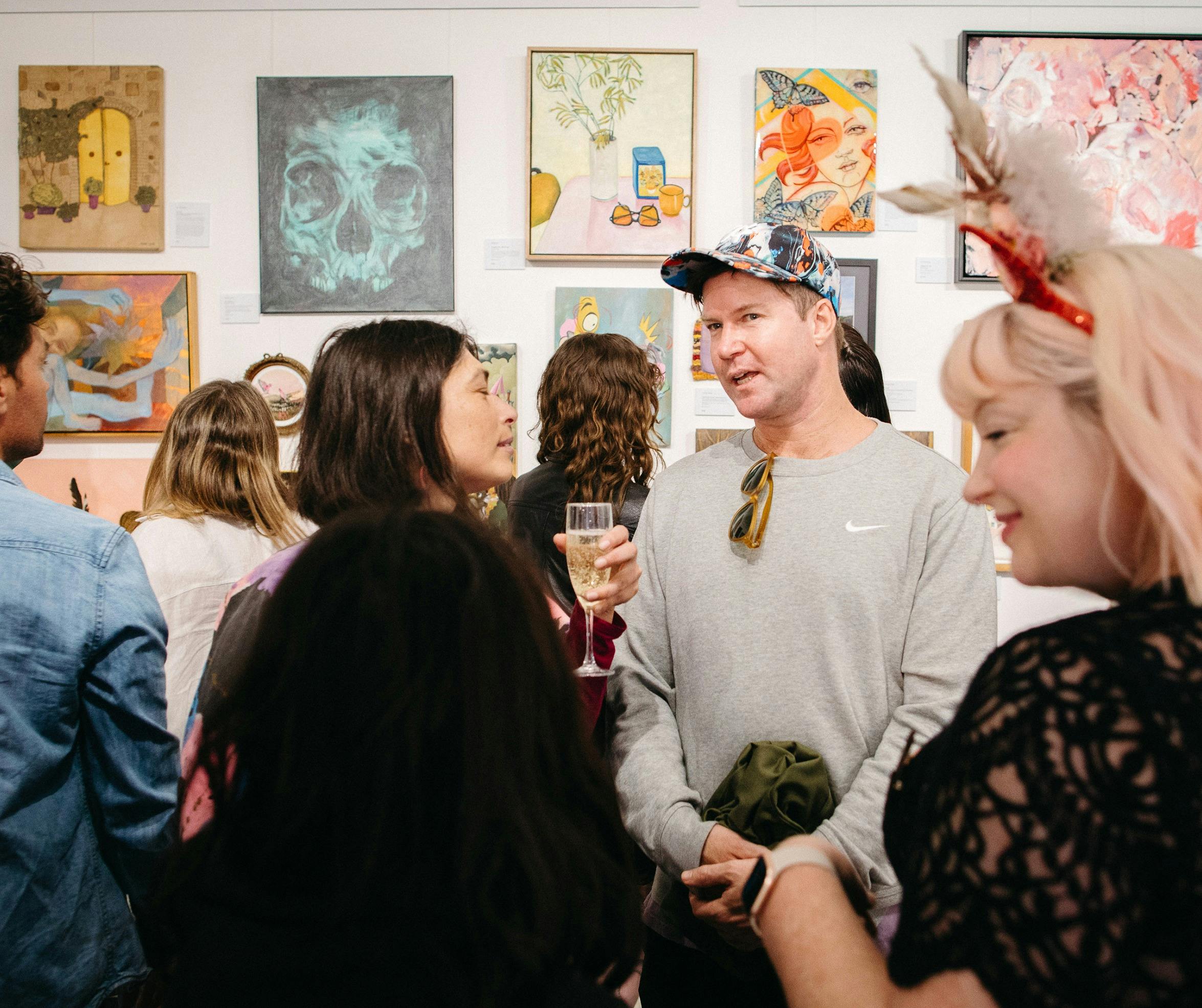 在巷道畫廊的群展開幕式上敘舊