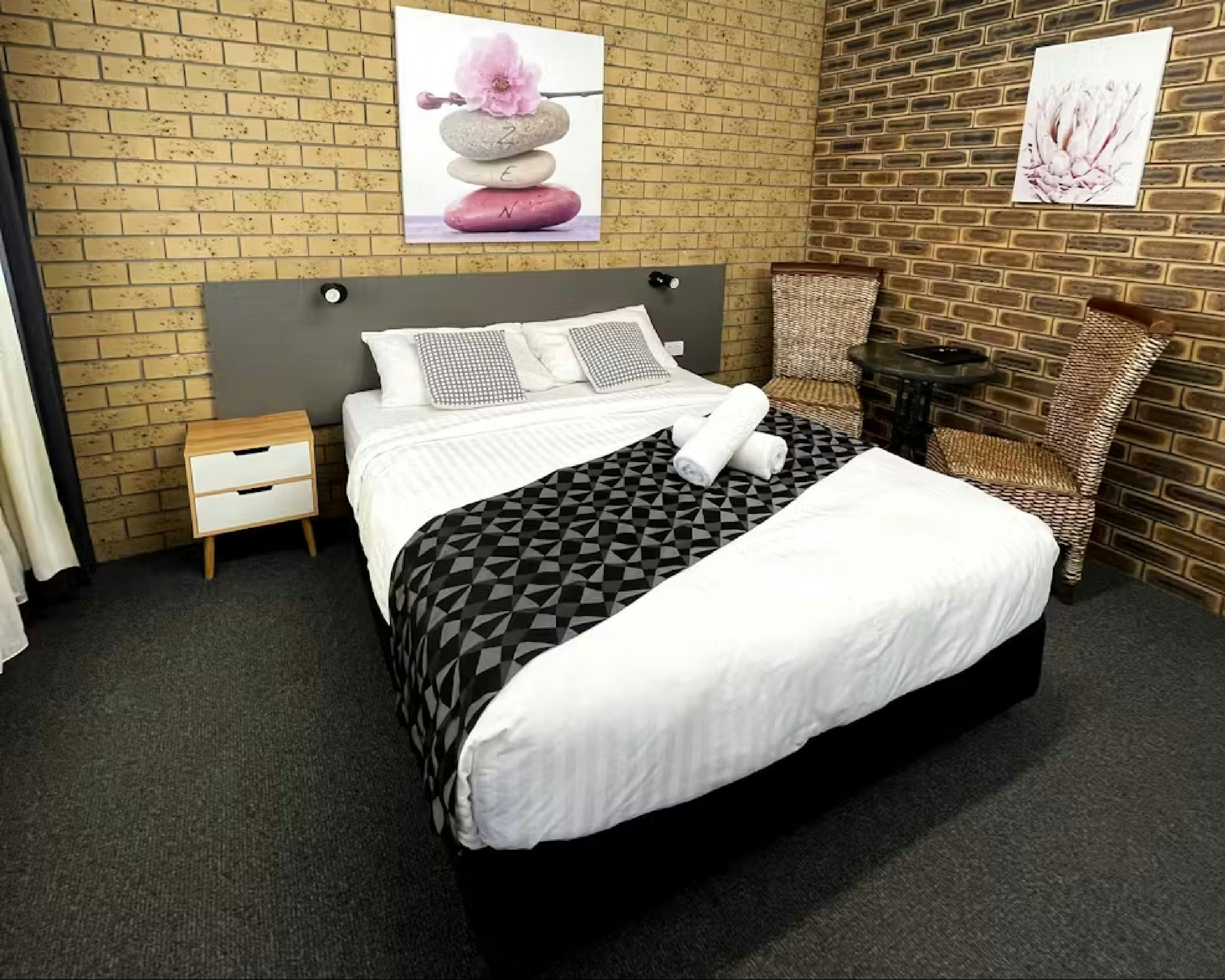 Squatters Homestead Motel Room