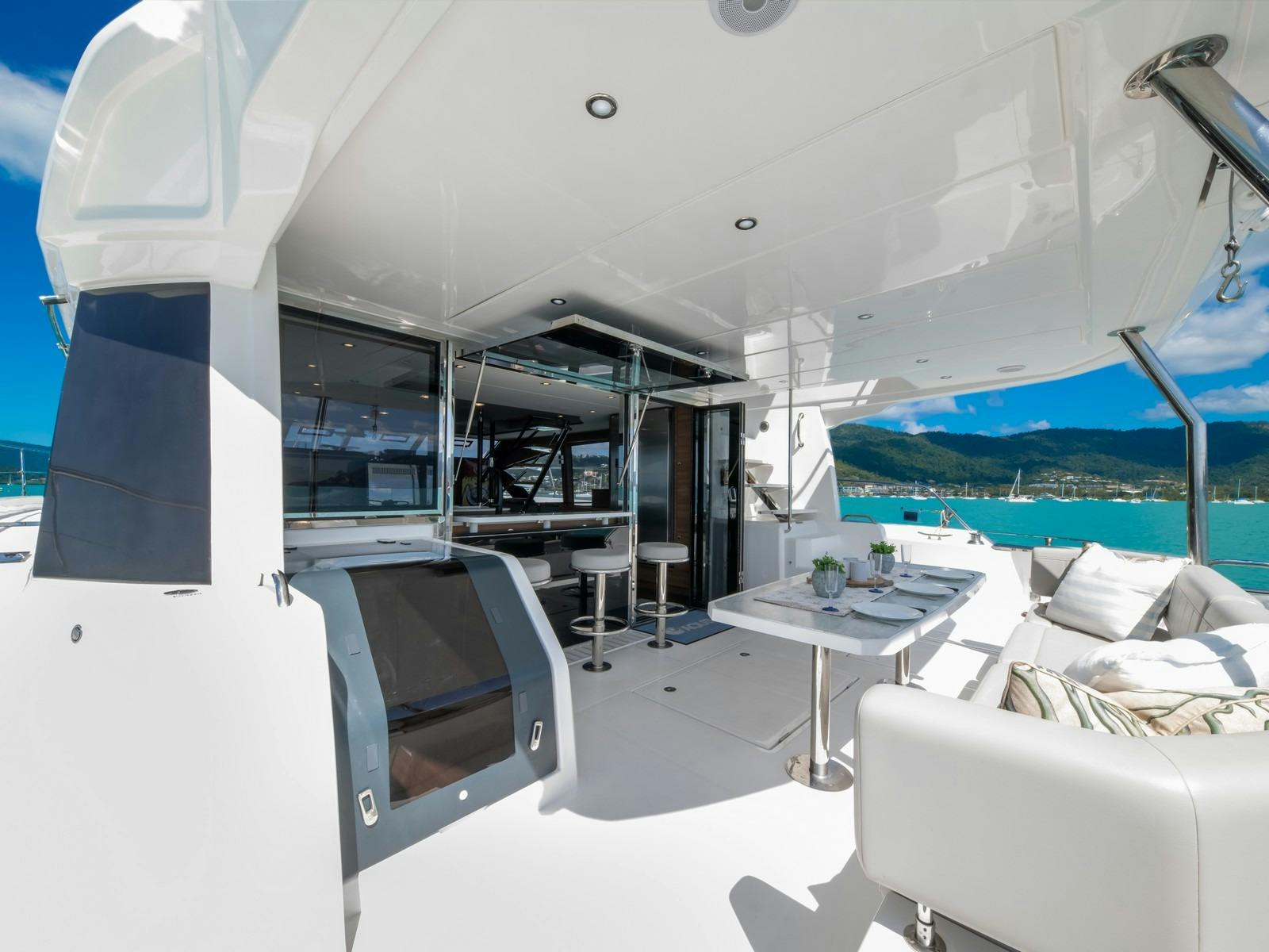 Aquila 54 - Aft deck dining